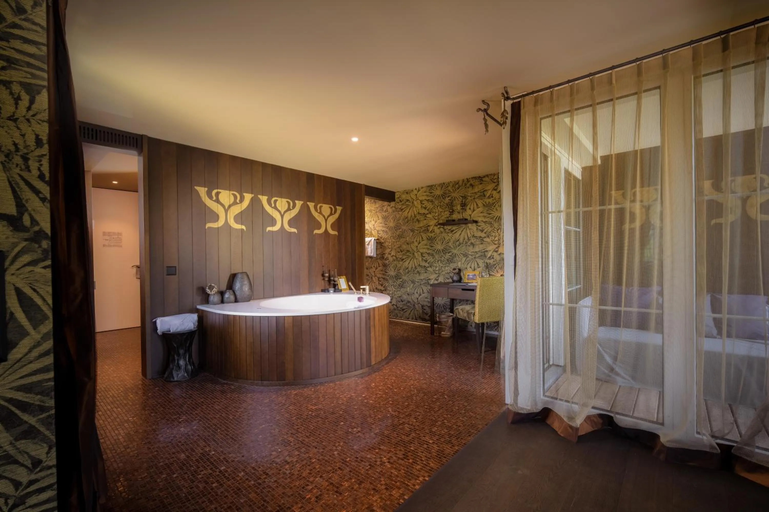 Hot Tub, Bed in Seerose Resort & Spa