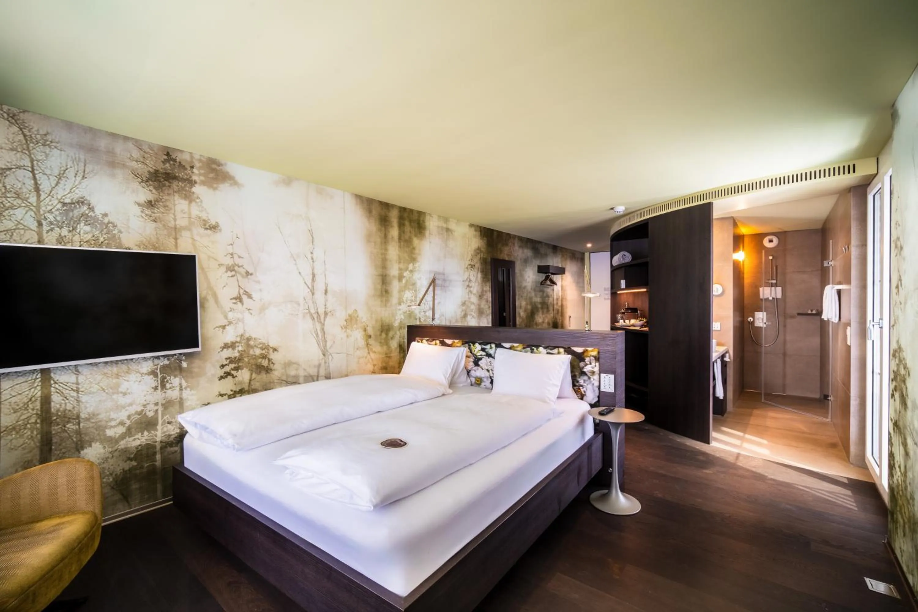 Shower, Bed in Seerose Resort & Spa