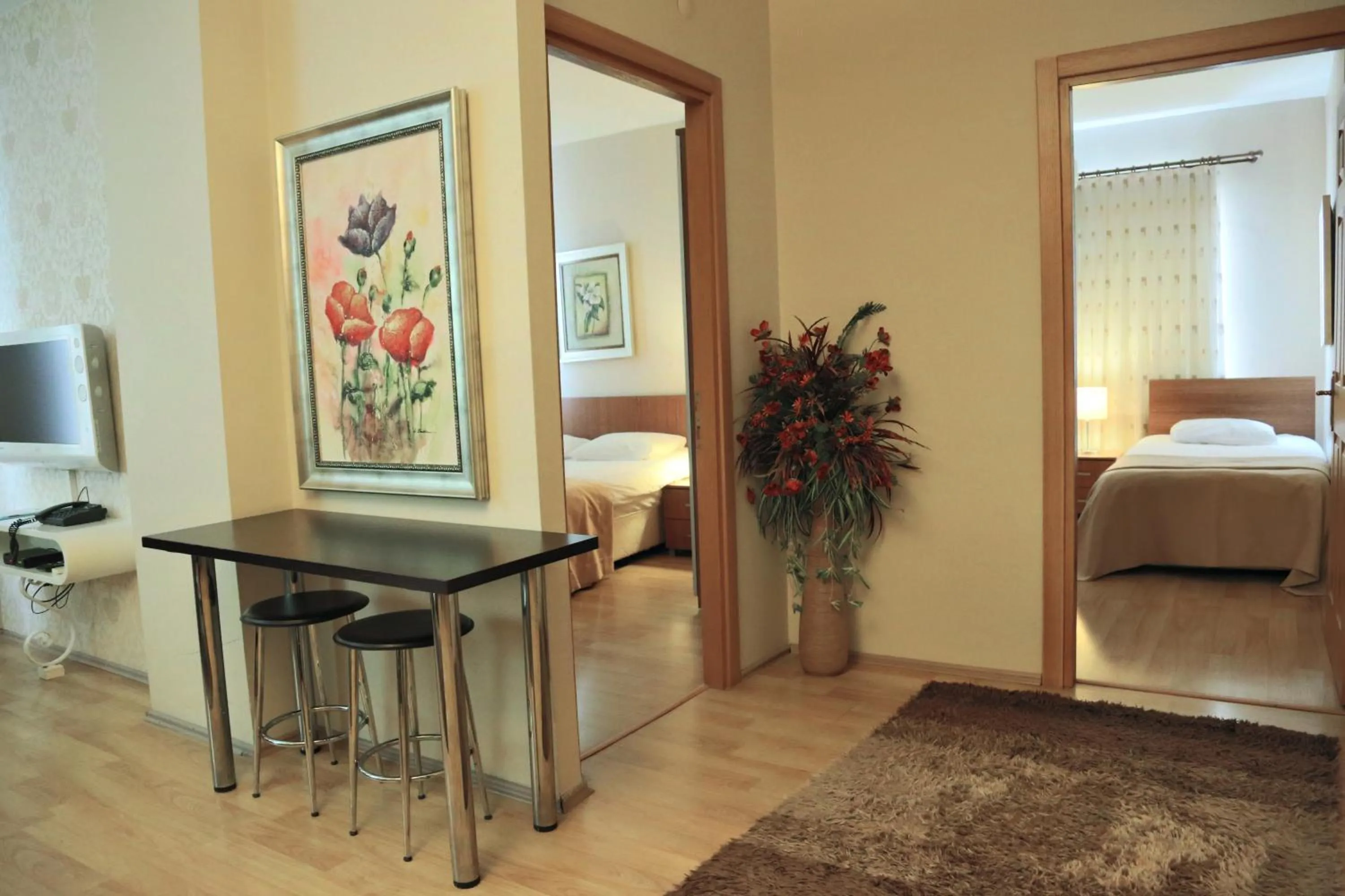 Living room, Bed in Airport Residence