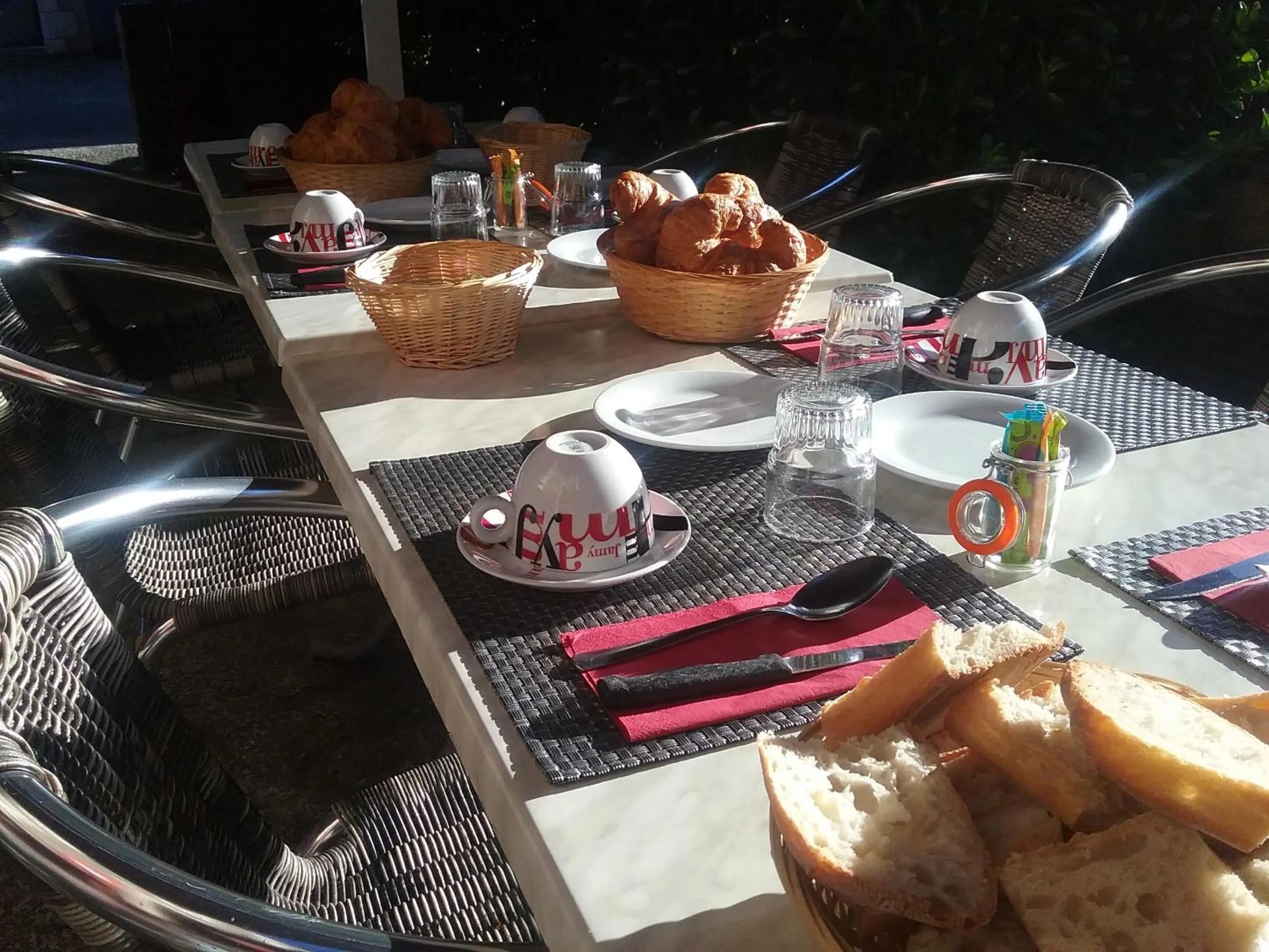 Restaurant/places to eat in Les Chambres du Cheval Blanc