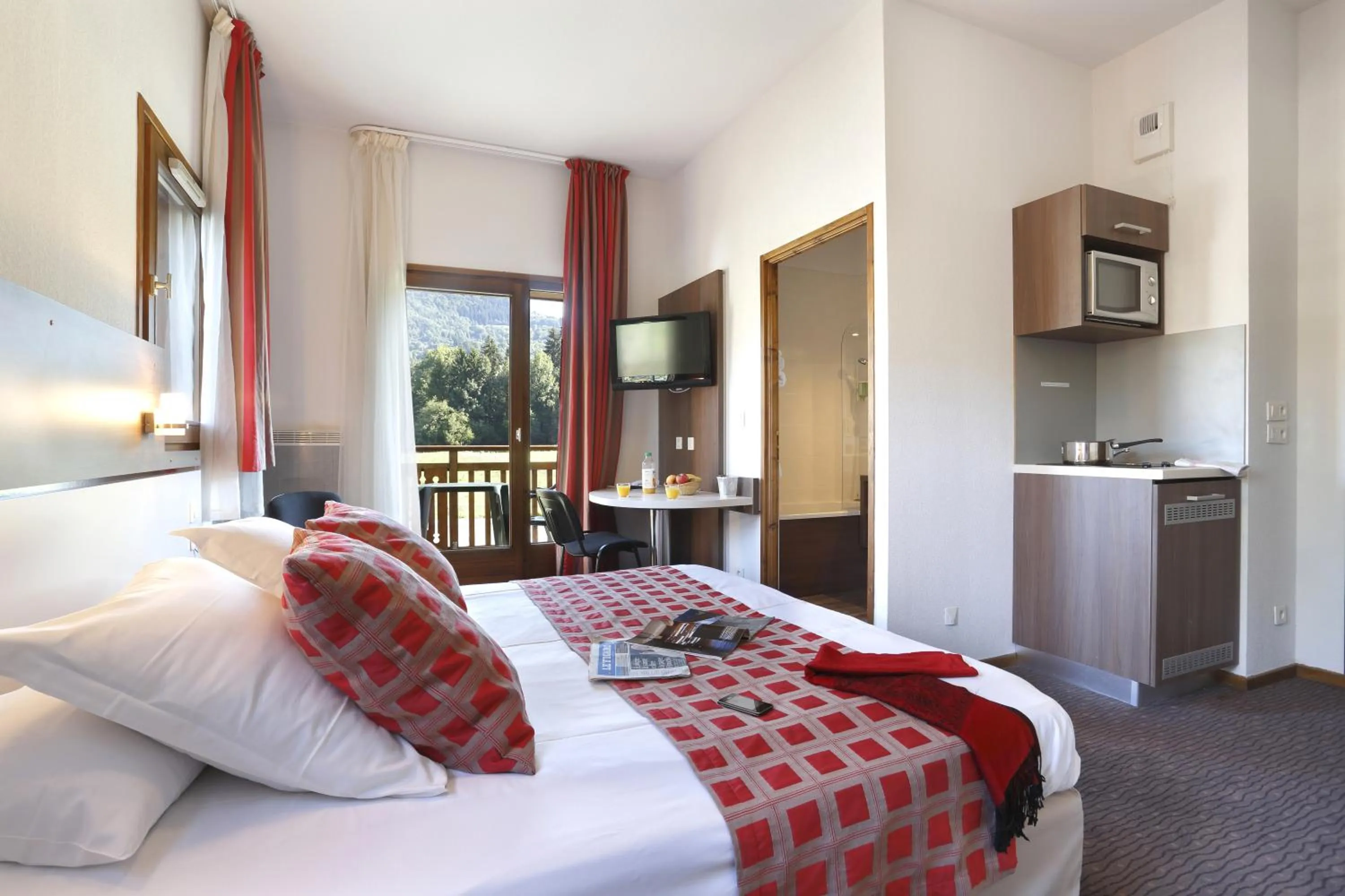 Balcony/Terrace, Bed in Vacancéole - Résidence Grand Massif