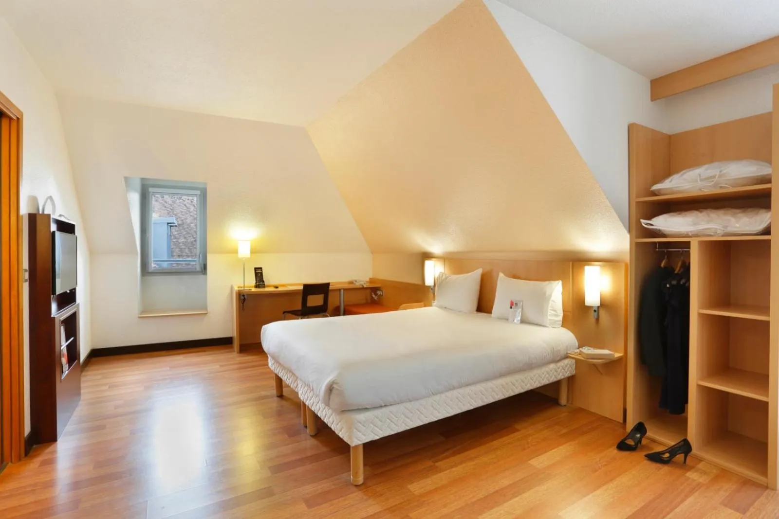 People, Bed in ibis Etampes