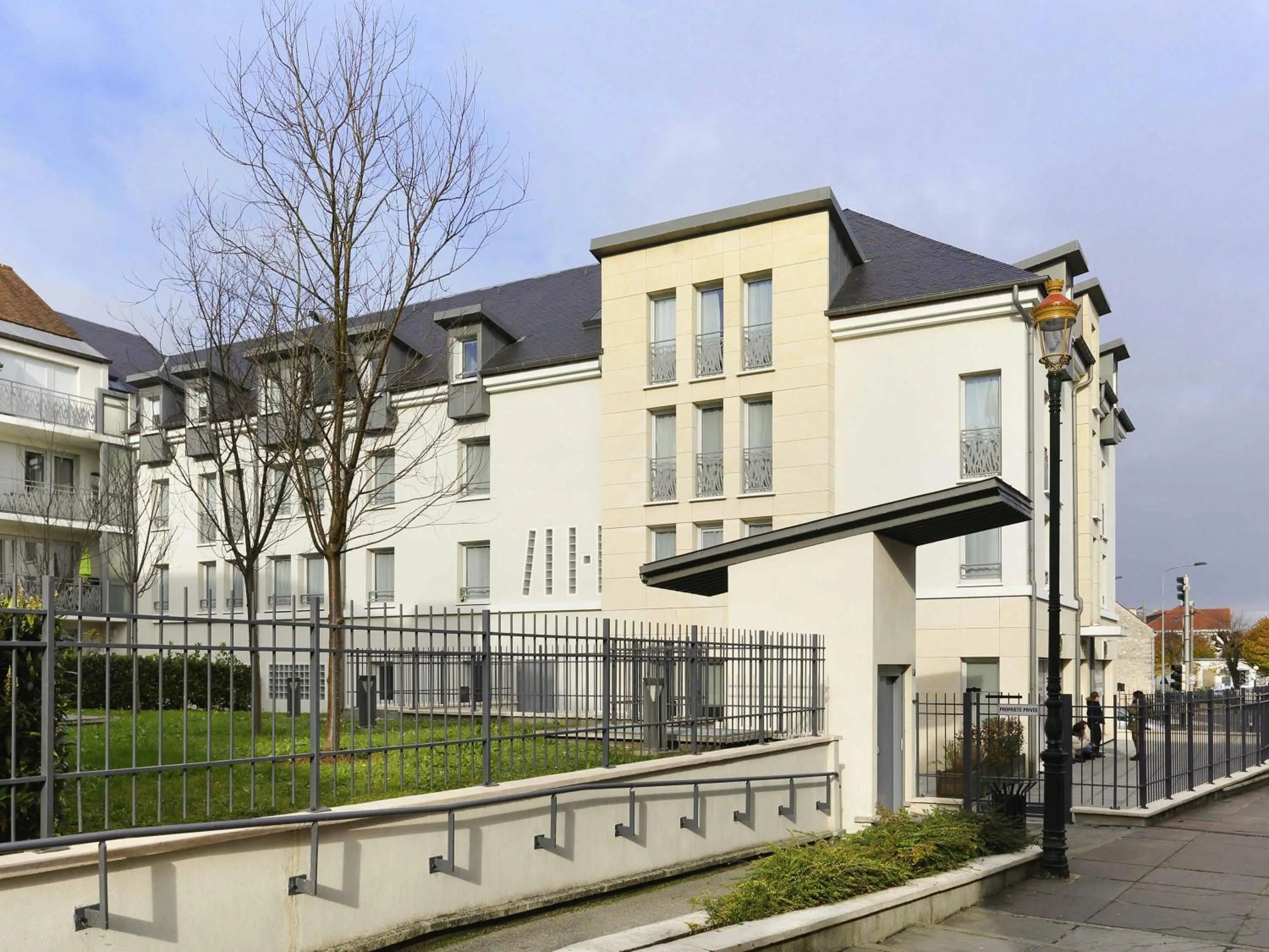 Property building in ibis Etampes