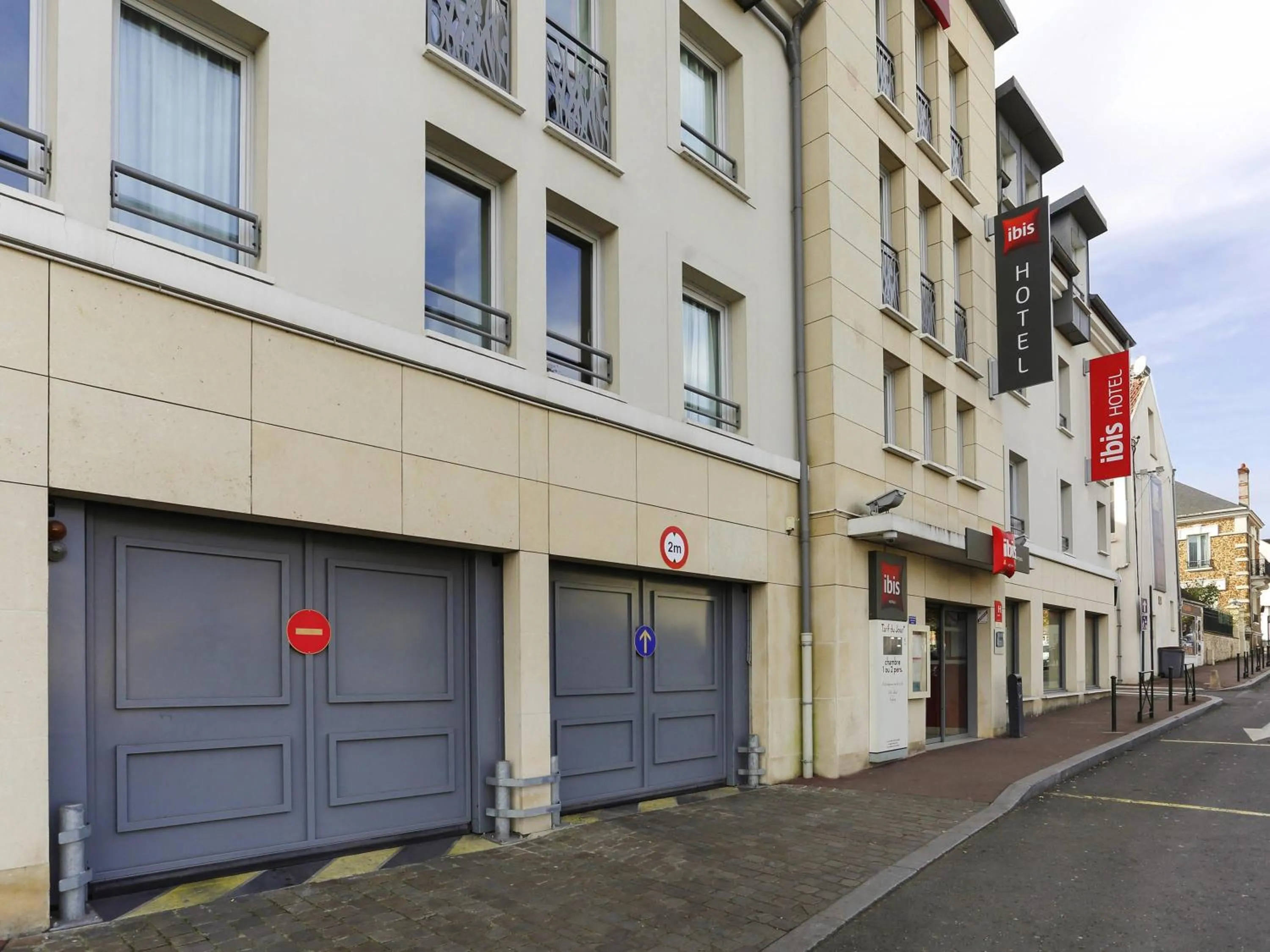 Property building in ibis Etampes