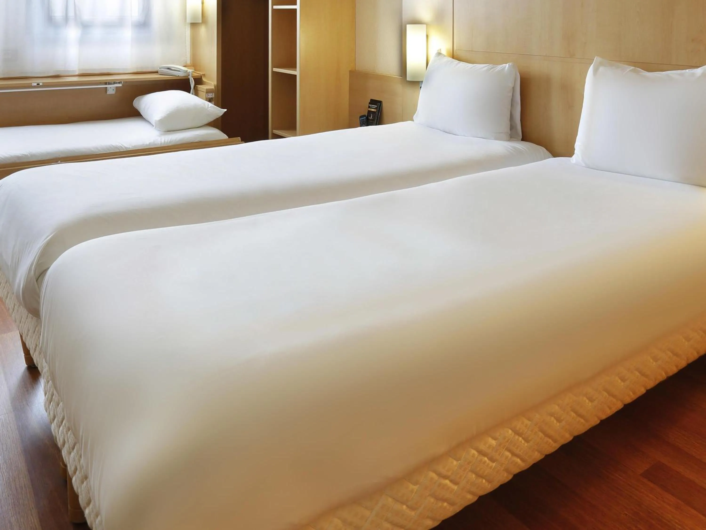 Bedroom, Bed in ibis Etampes