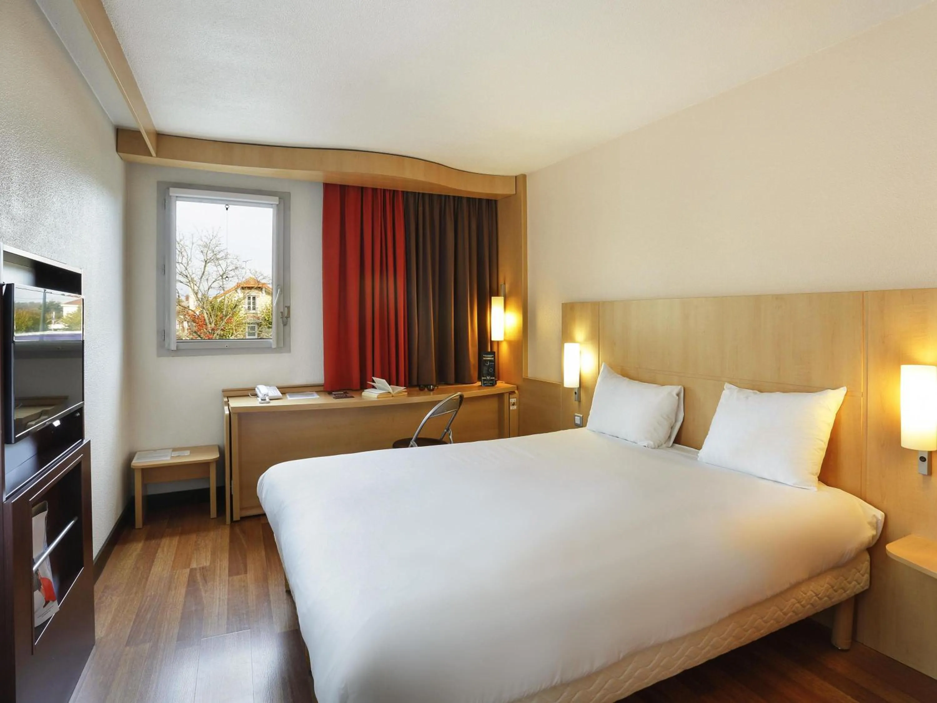 Bedroom, Bed in ibis Etampes