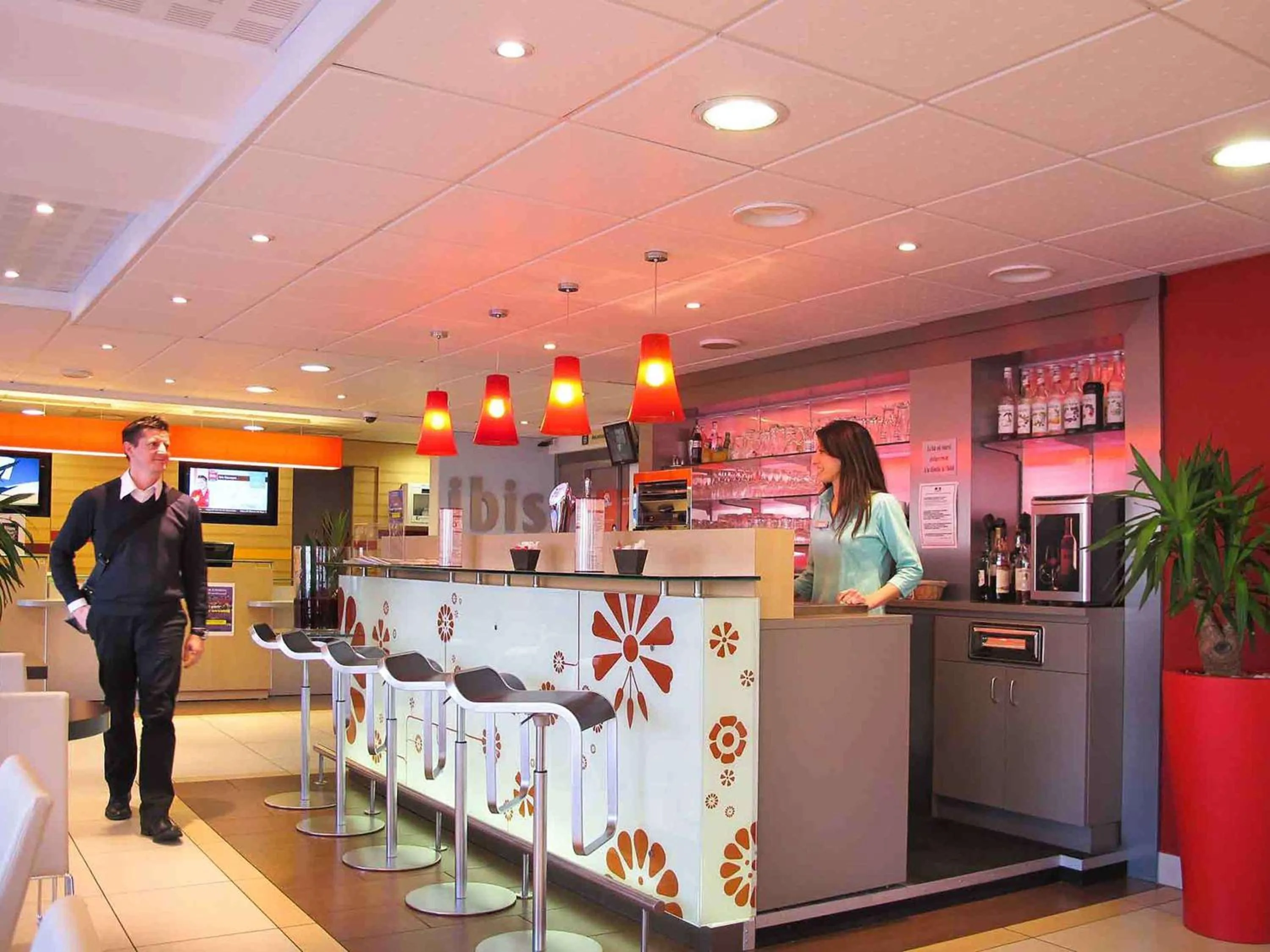 Lounge or bar in ibis Etampes
