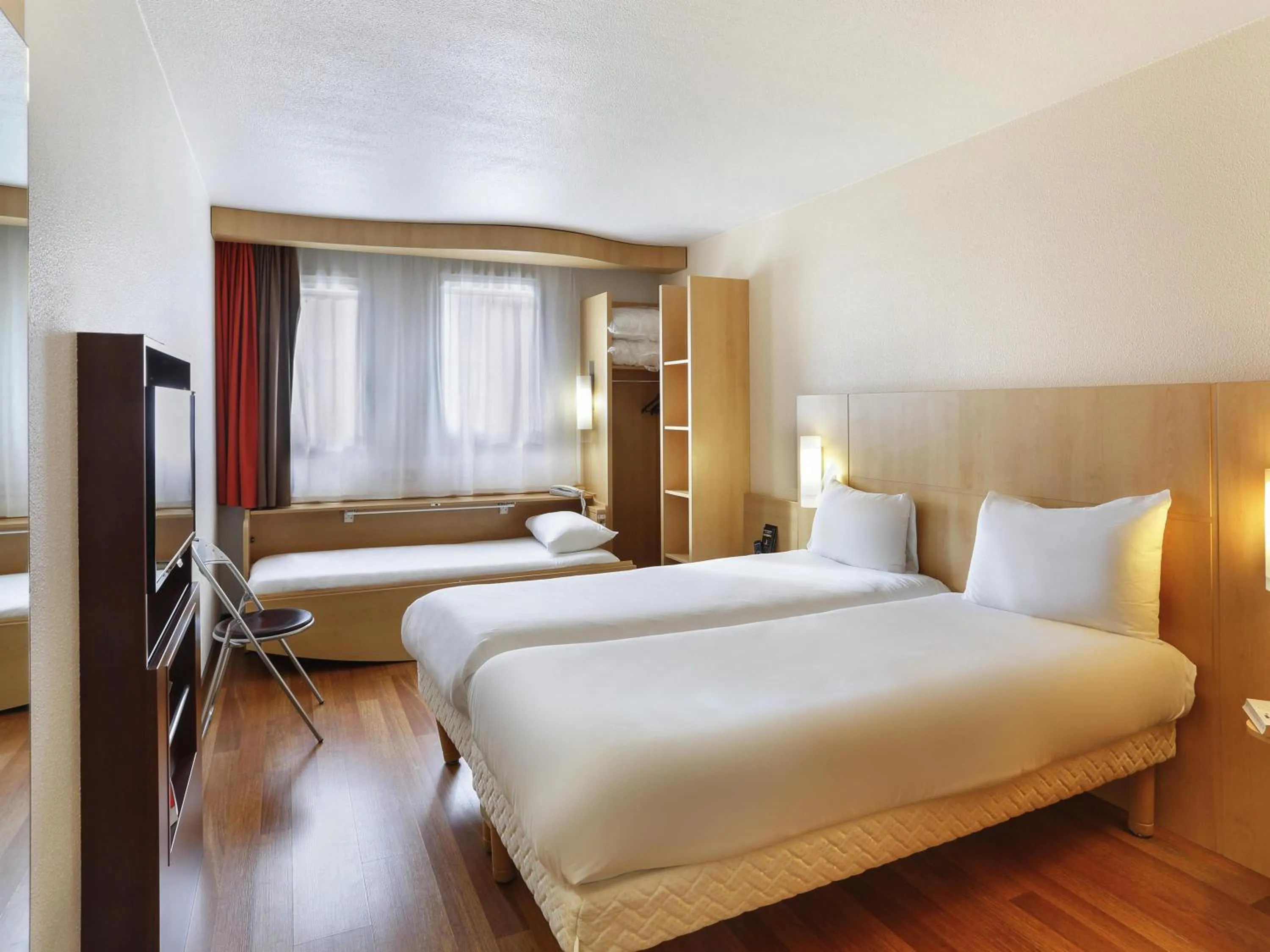 Bedroom, Bed in ibis Etampes