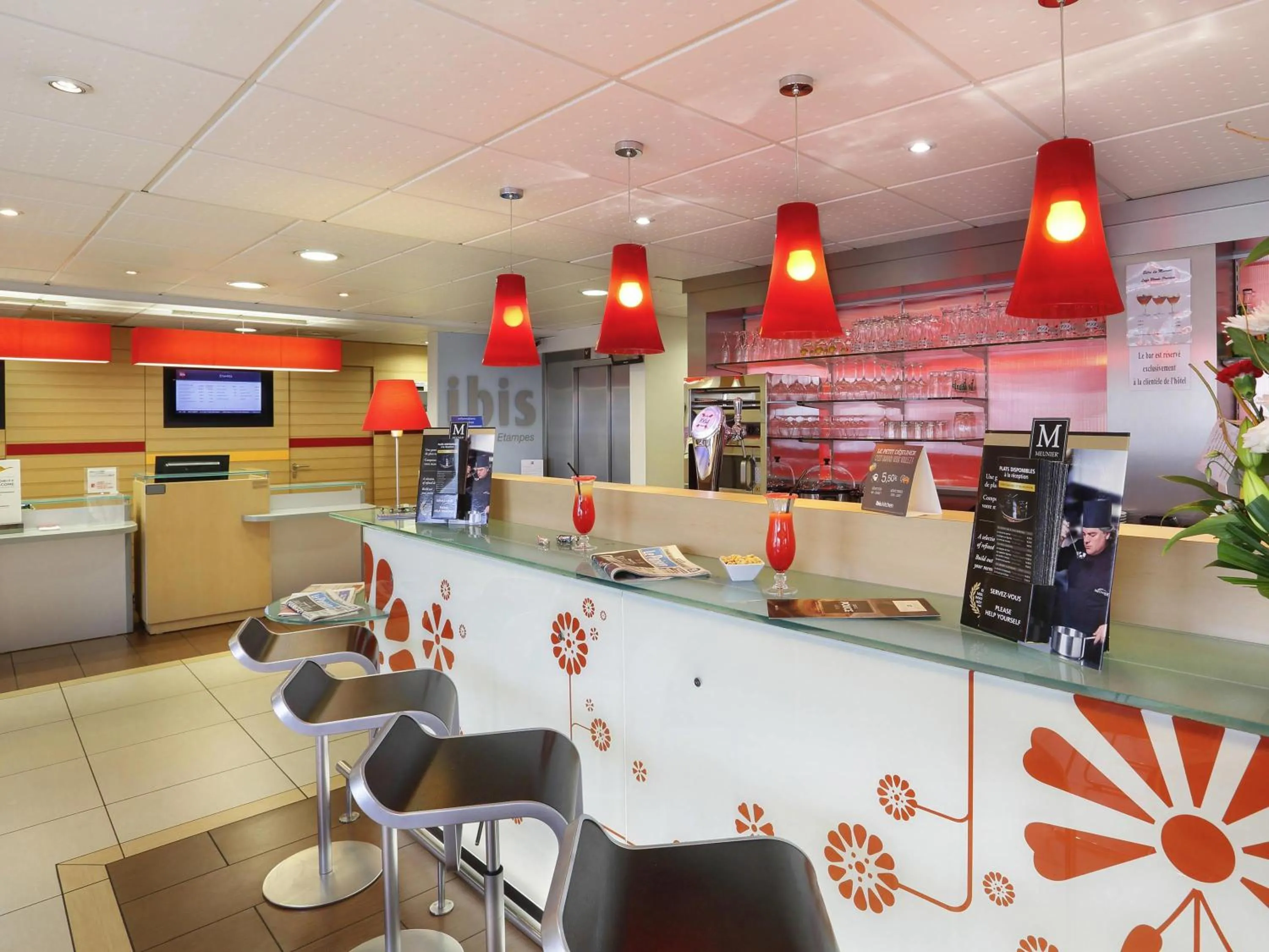 Lounge or bar in ibis Etampes