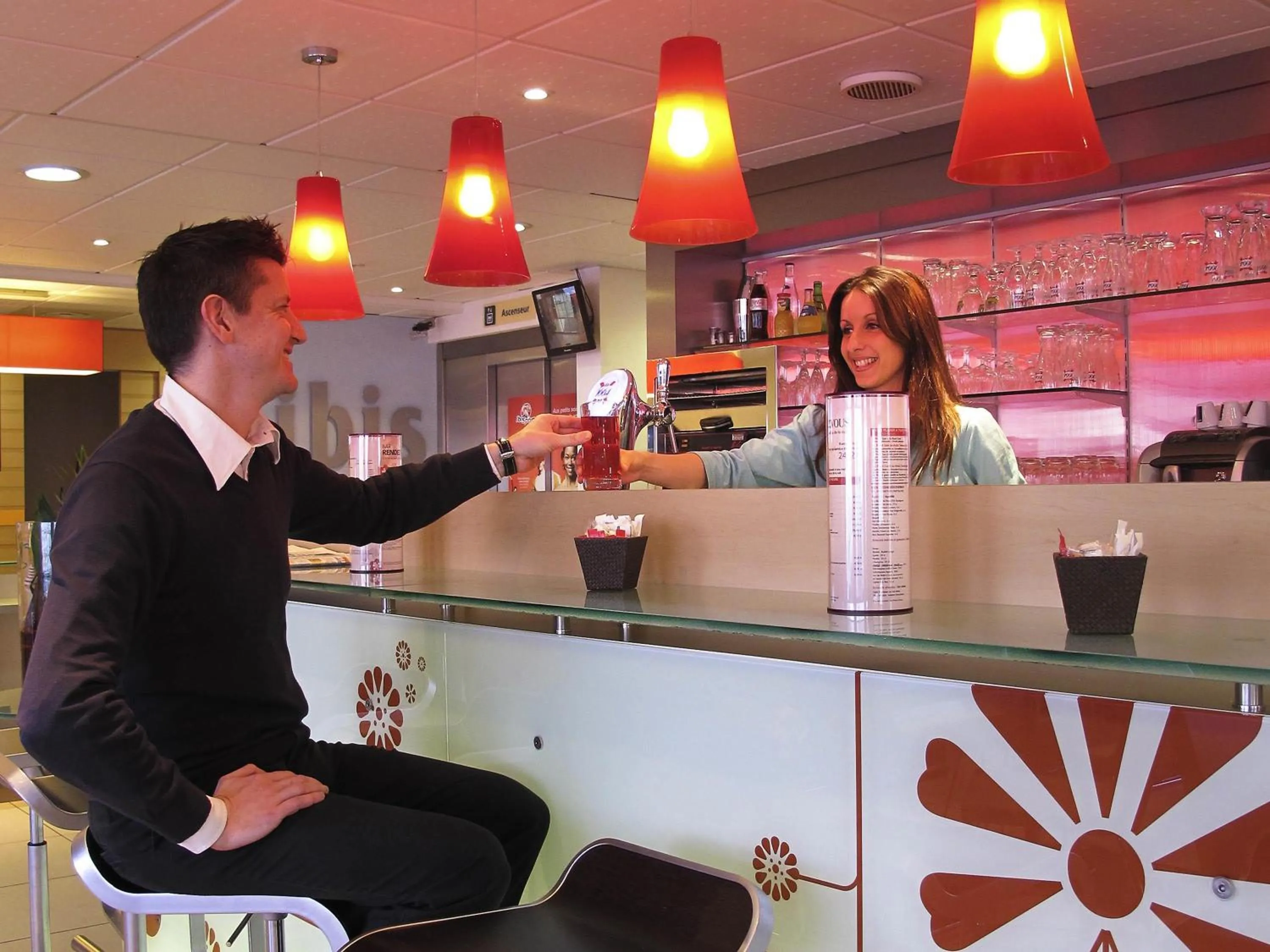 Lounge or bar in ibis Etampes