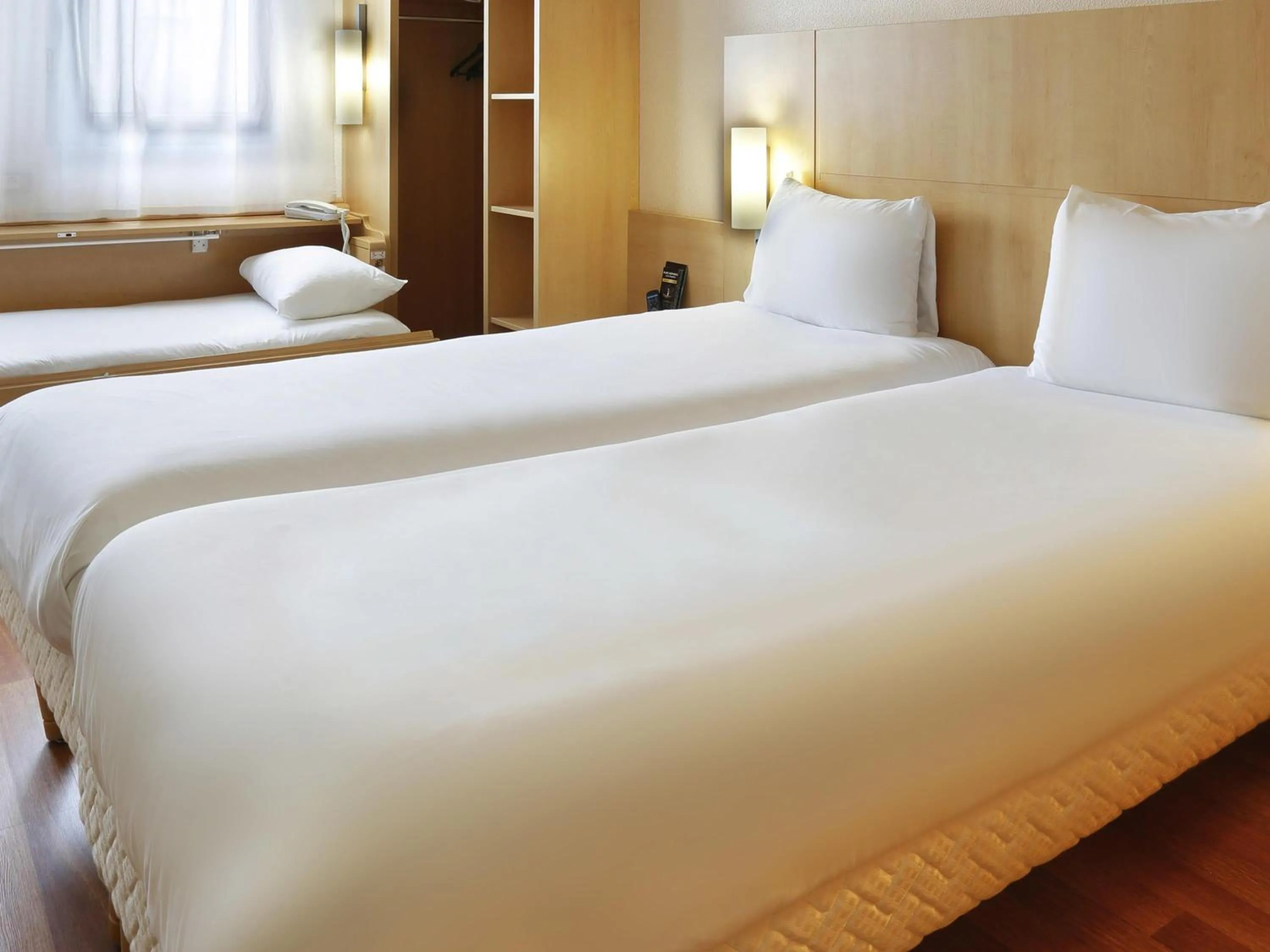 Bedroom, Bed in ibis Etampes