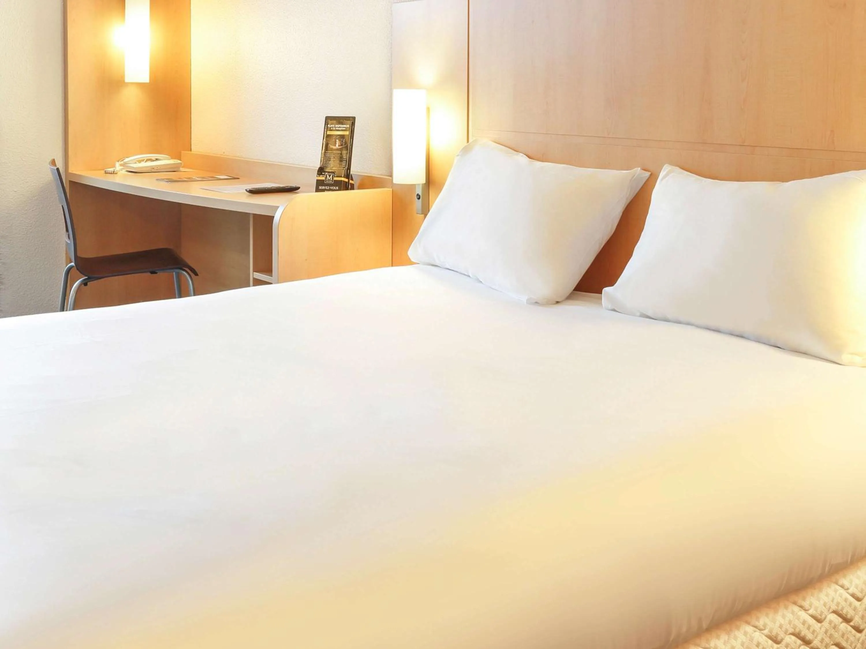 Photo of the whole room, Bed in ibis Etampes