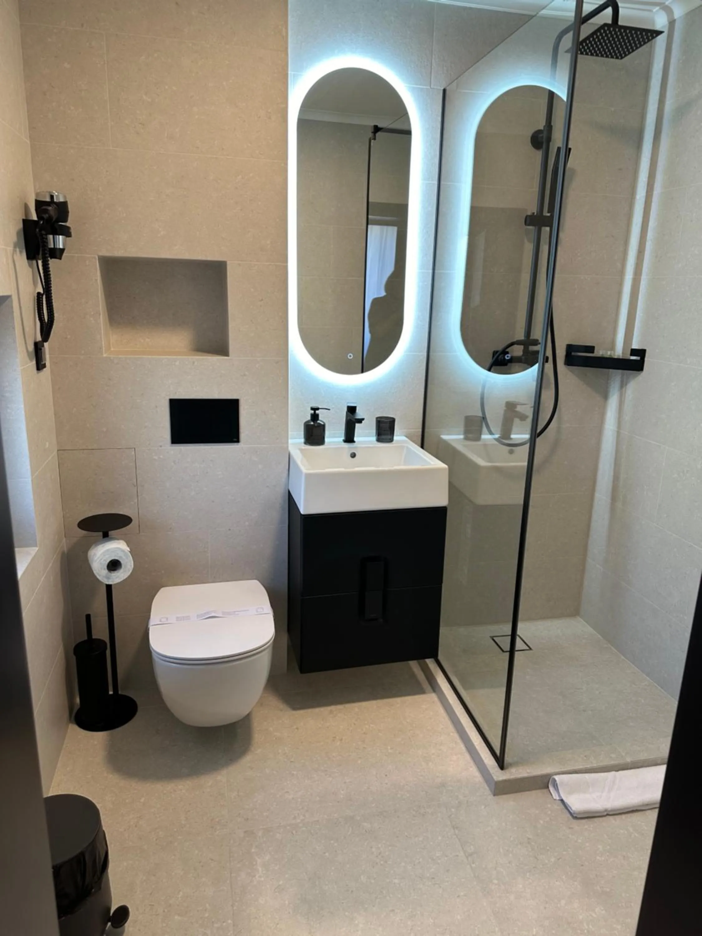 Shower in Panoramic Cetatuie