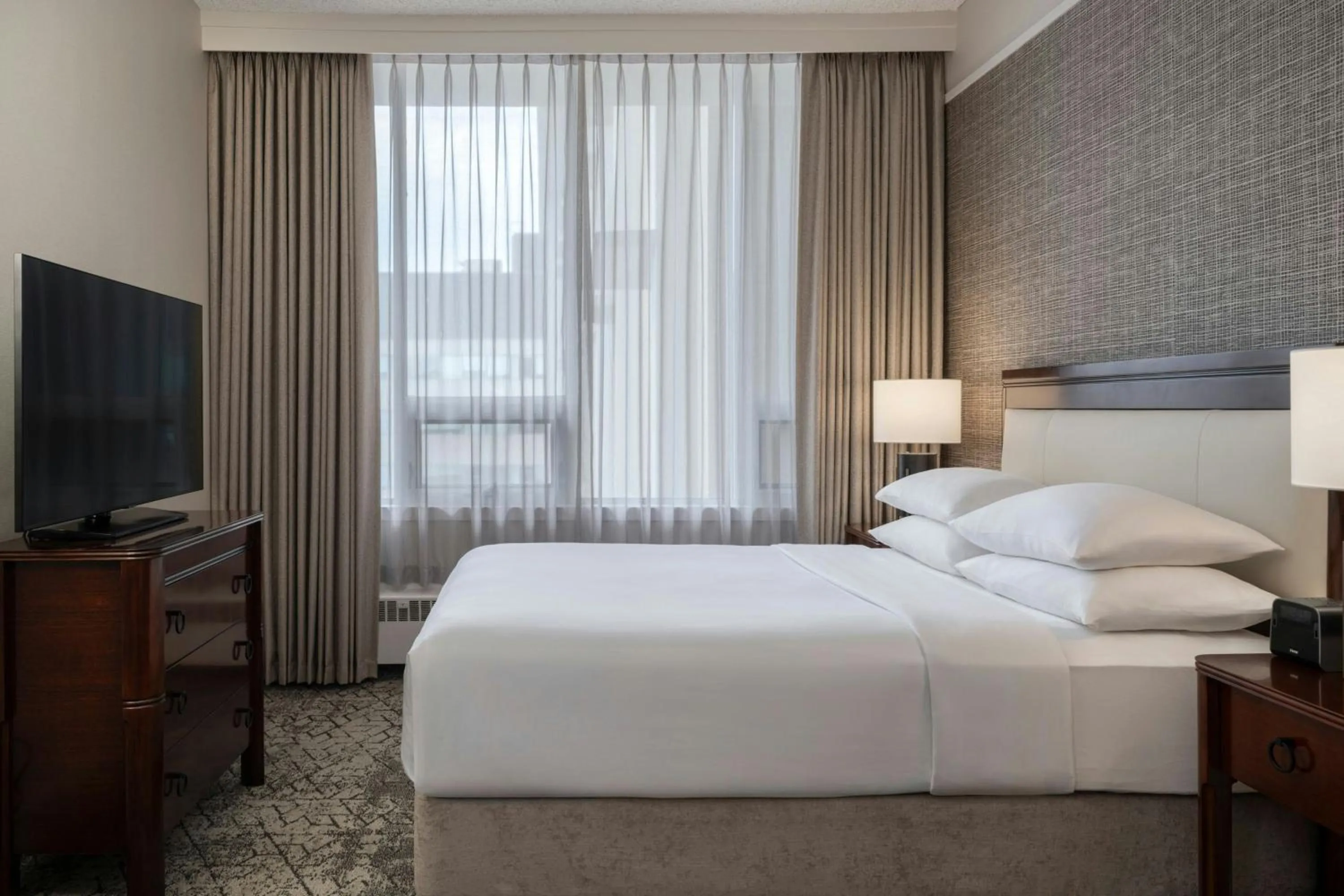 Bedroom, Bed in Sheraton Cavalier Saskatoon Hotel