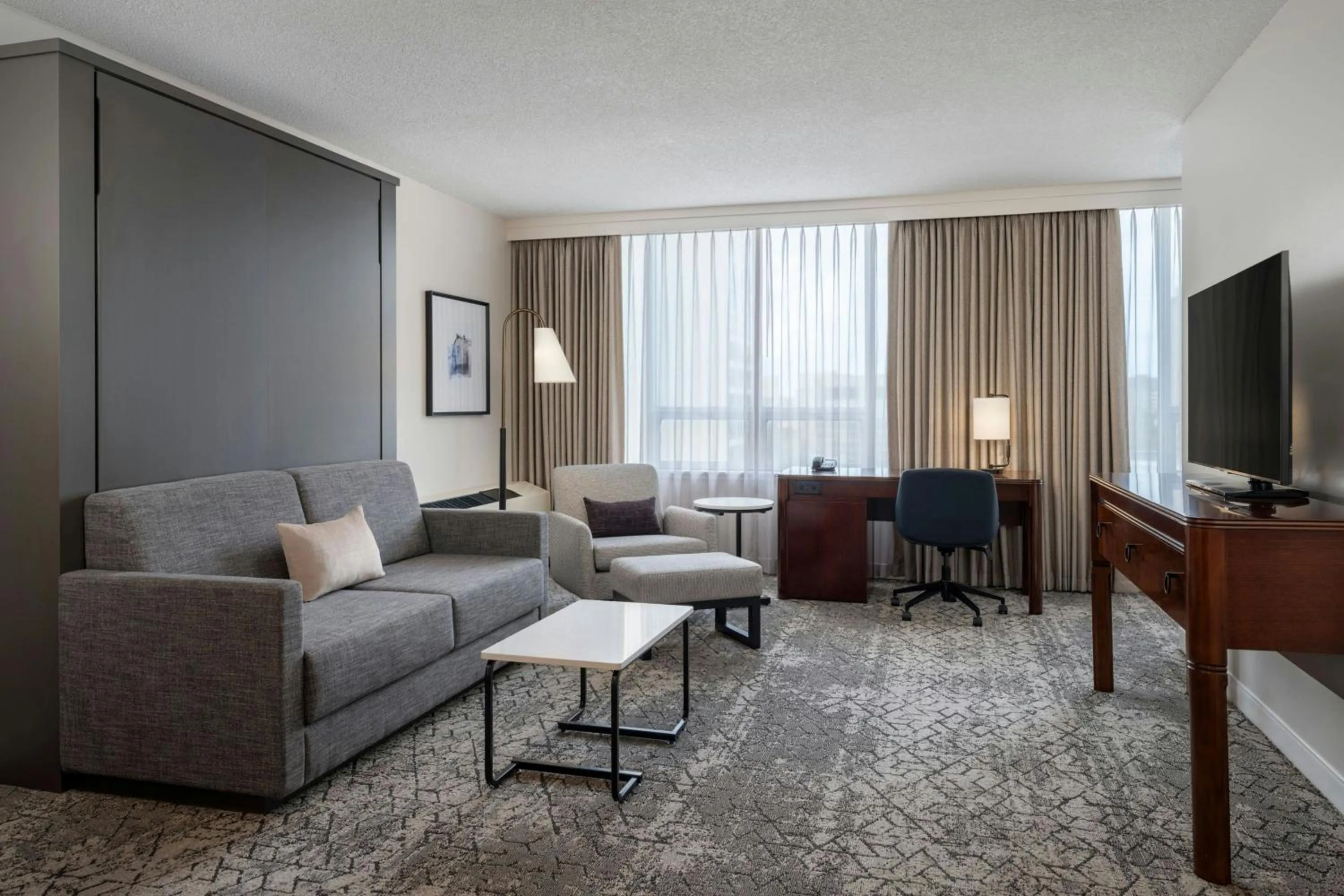Living room in Sheraton Cavalier Saskatoon Hotel