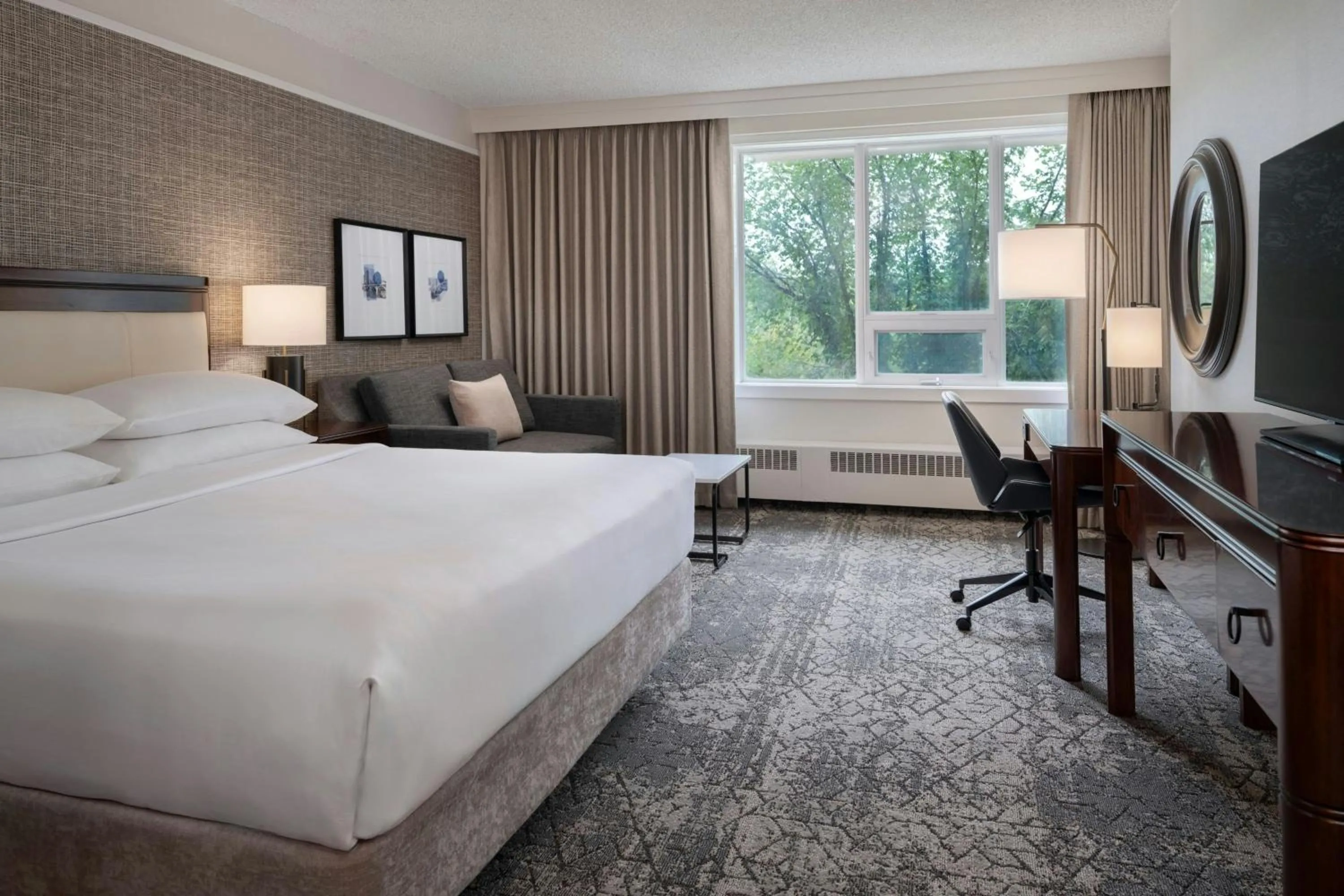 Photo of the whole room, Bed in Sheraton Cavalier Saskatoon Hotel
