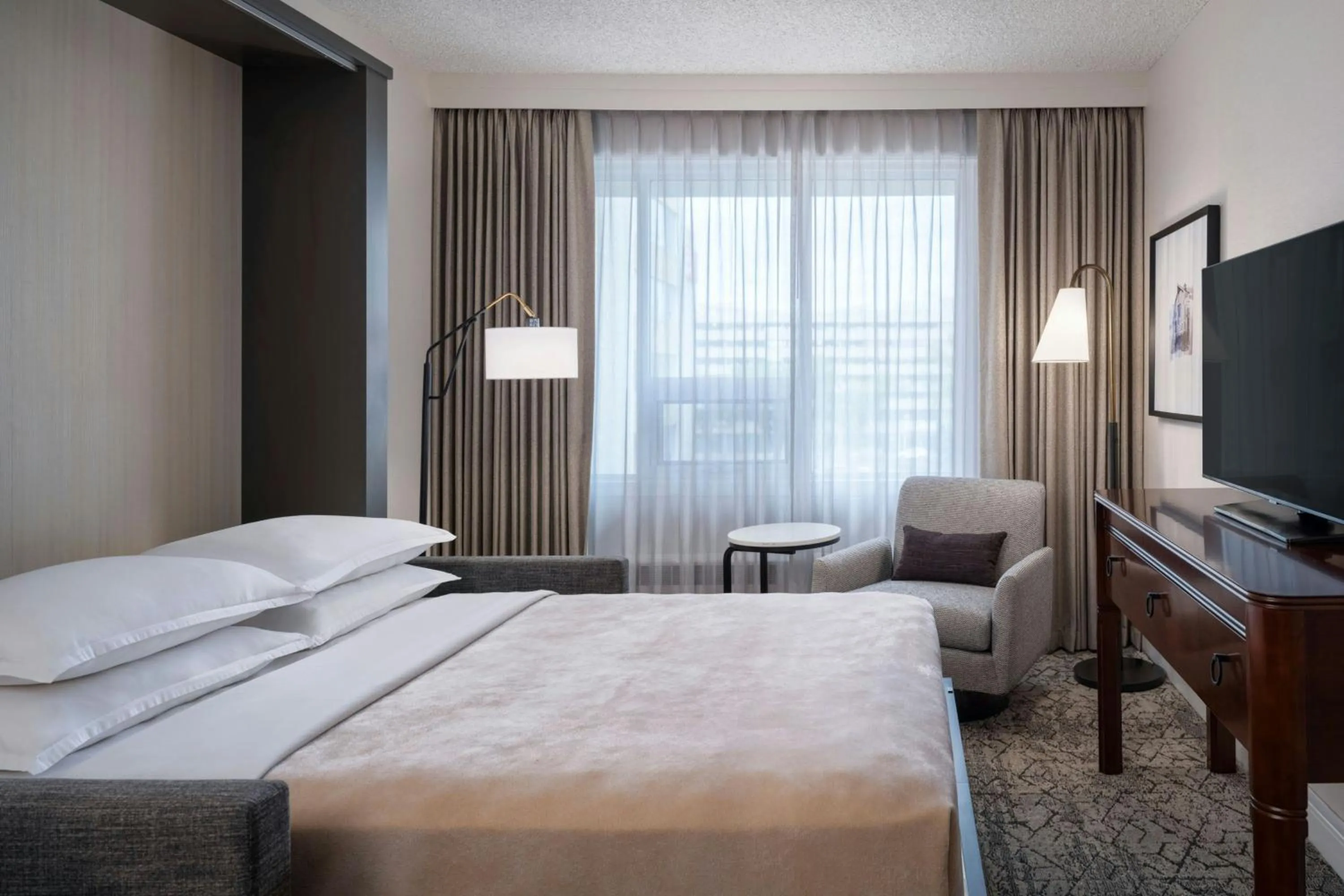Photo of the whole room, Bed in Sheraton Cavalier Saskatoon Hotel