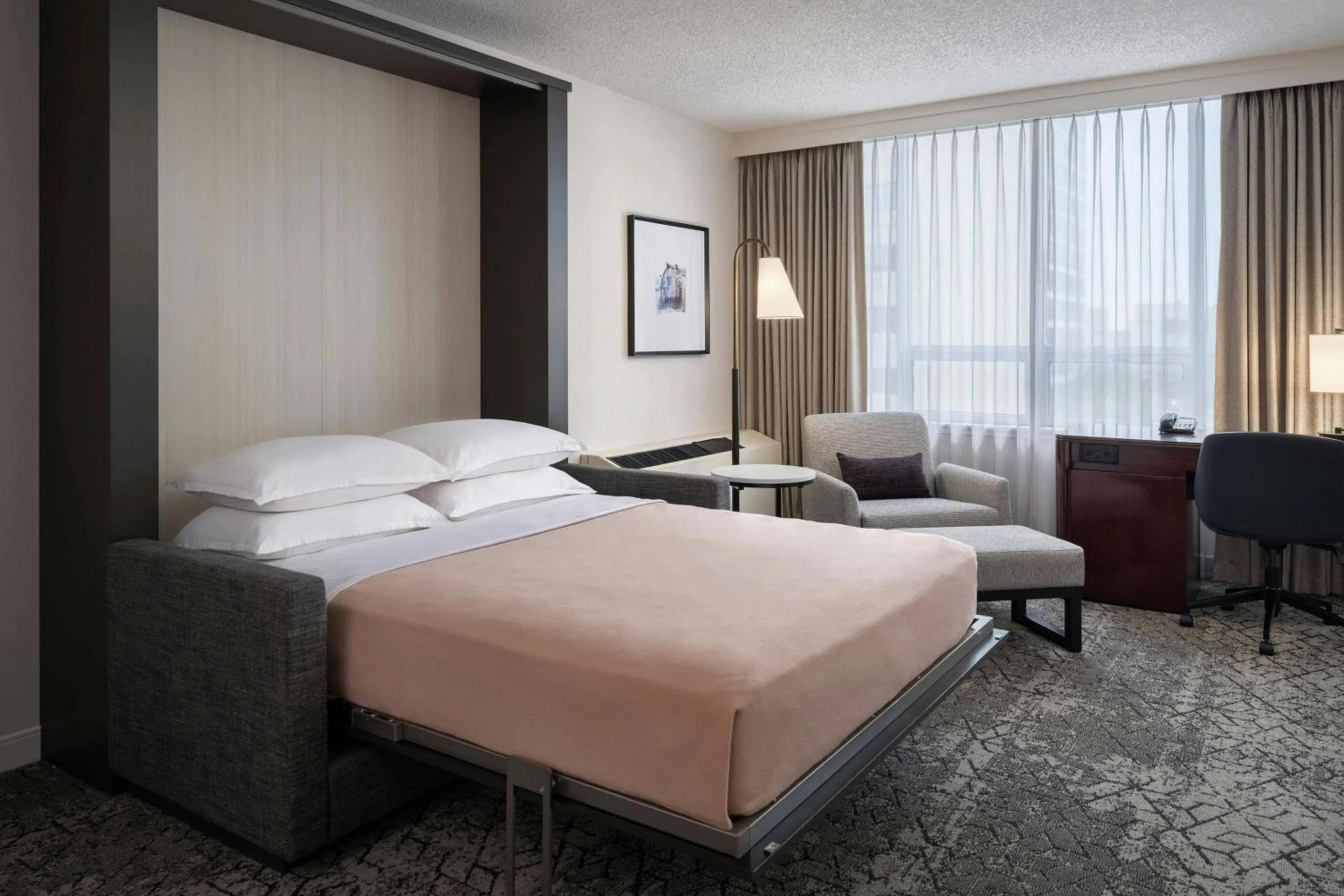 Living room, Bed in Sheraton Cavalier Saskatoon Hotel