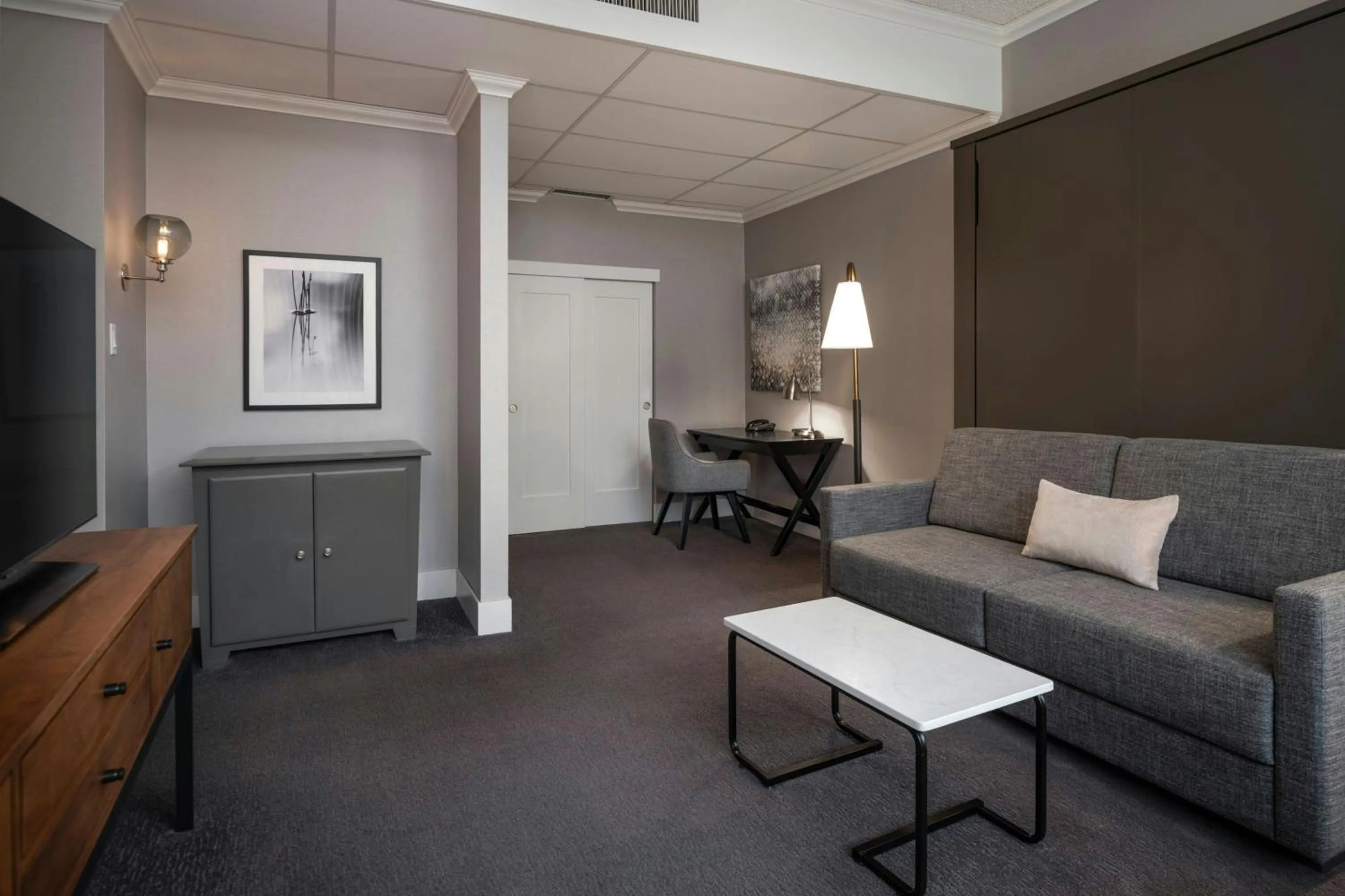 Living room in Sheraton Cavalier Saskatoon Hotel