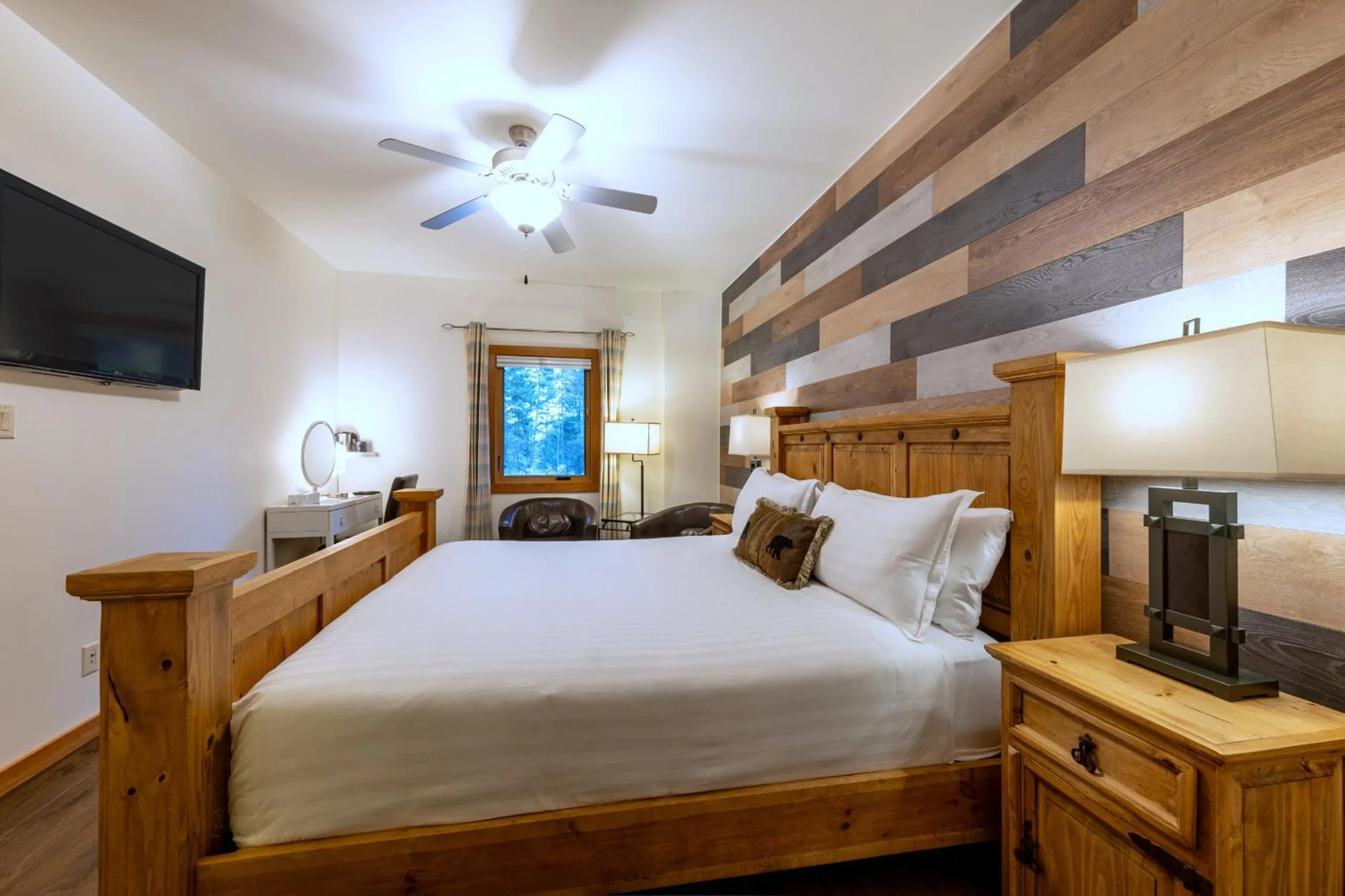 Photo of the whole room, Bed in Canyon Ridge Lodge
