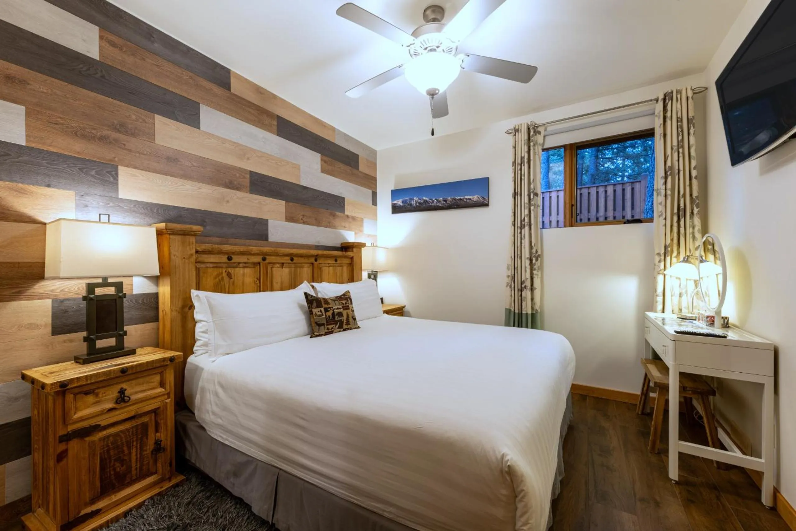 Photo of the whole room, Bed in Canyon Ridge Lodge