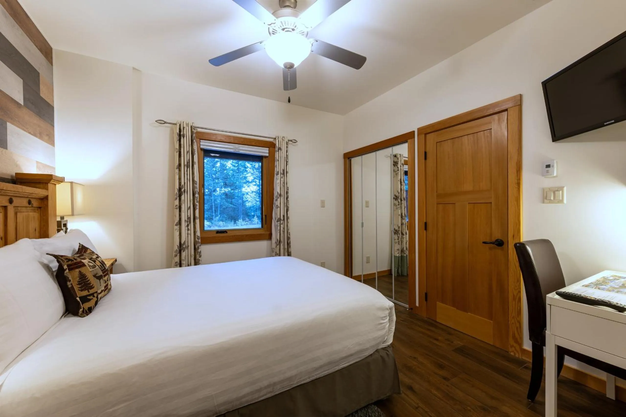 Photo of the whole room, Bed in Canyon Ridge Lodge