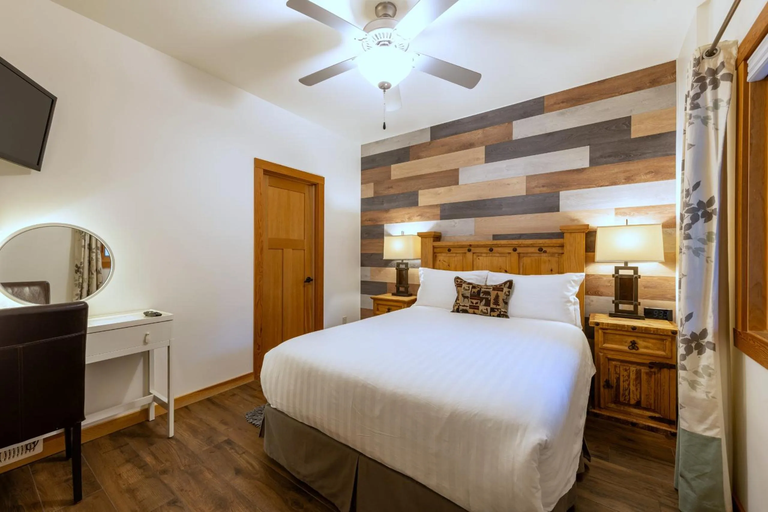 Photo of the whole room, Bed in Canyon Ridge Lodge