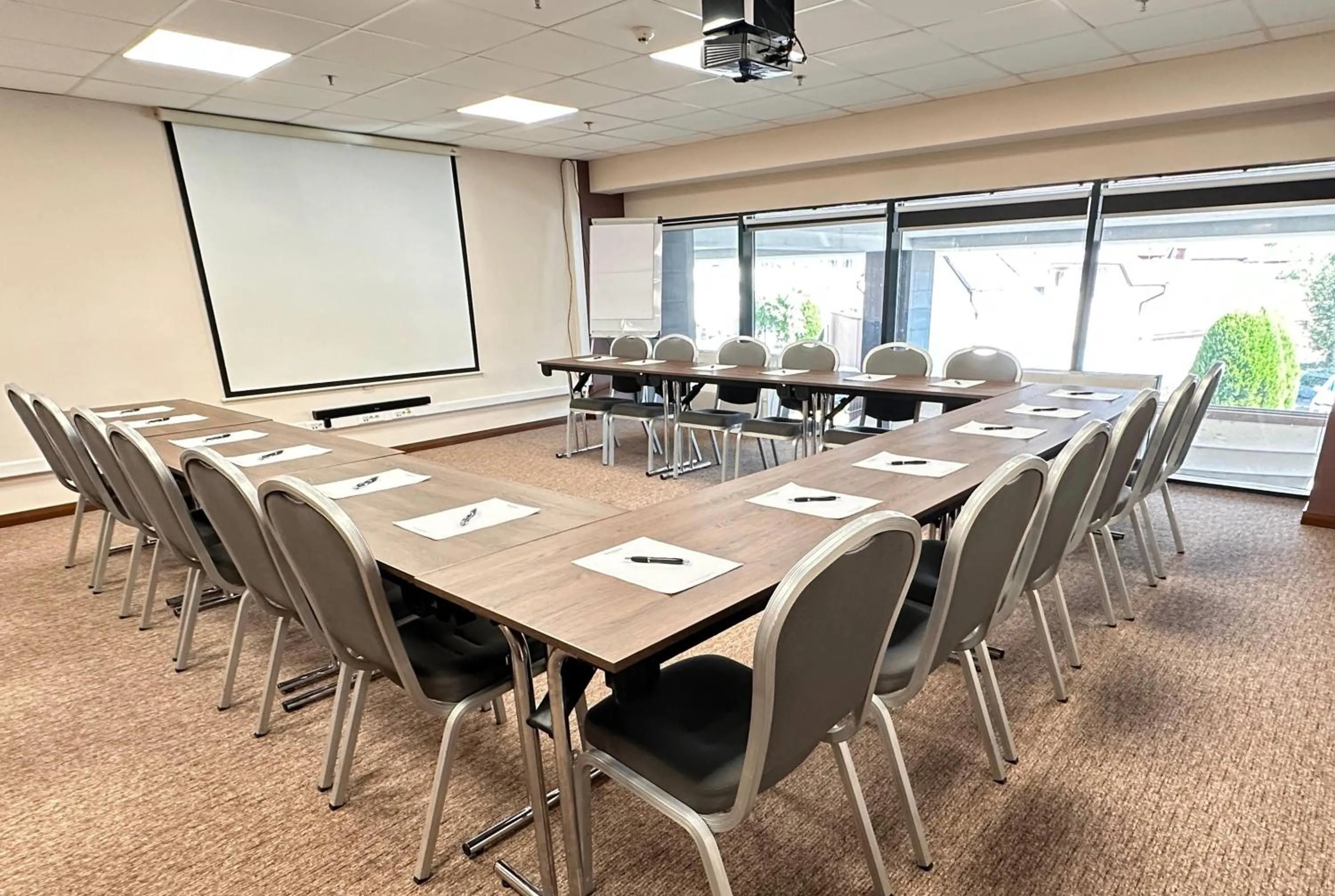 Meeting/conference room in Ramada by Wyndham Oradea