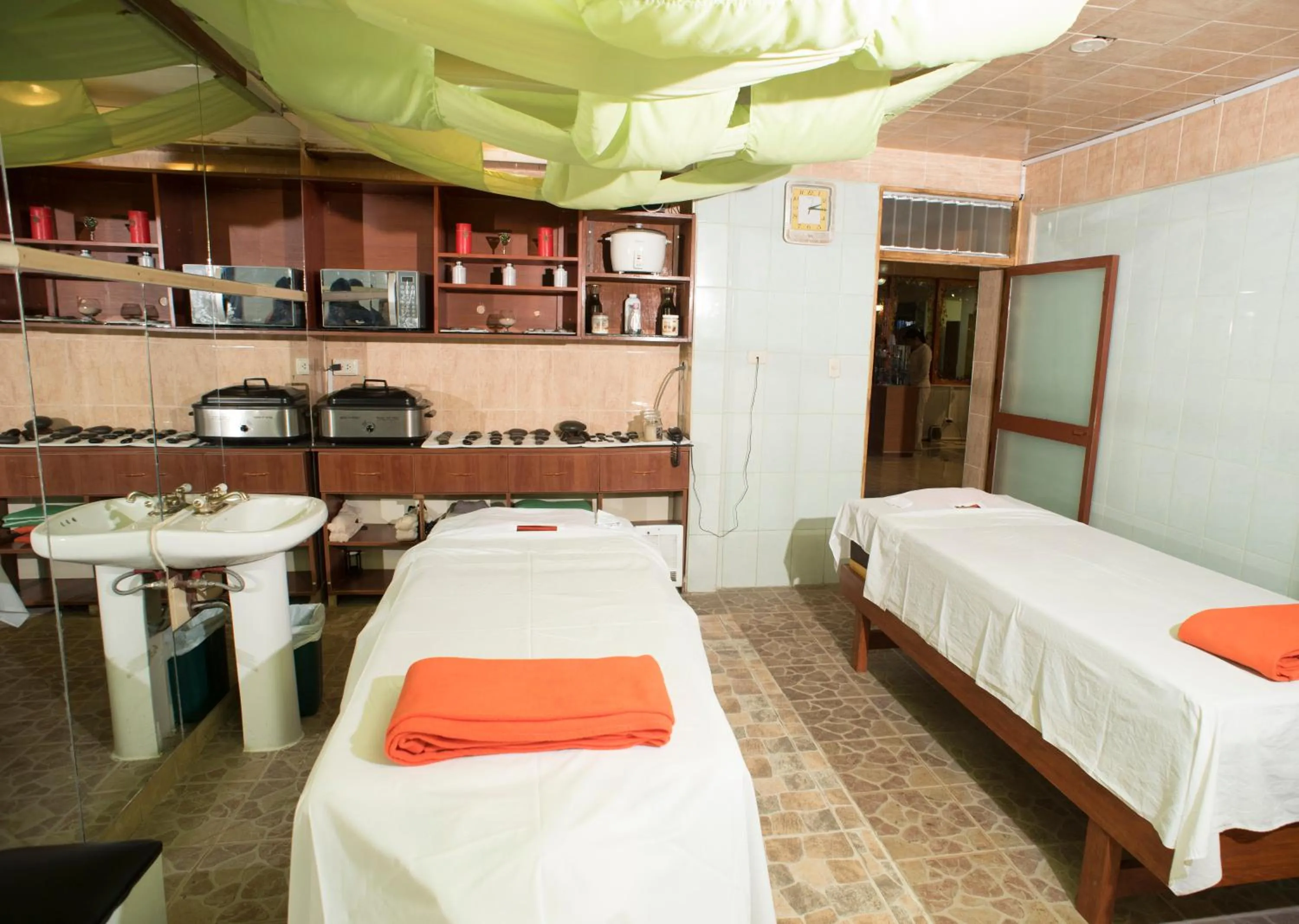Massage, Bed in Royal Inka II