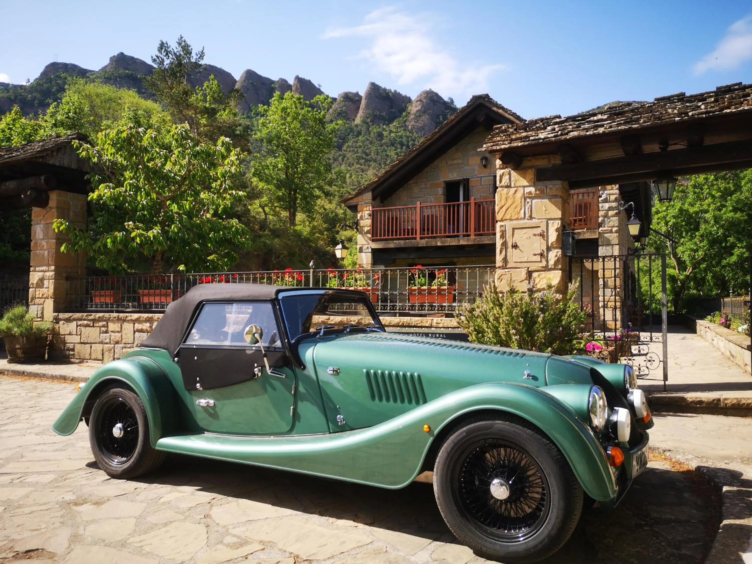 Property building in Hotel Rural El Mirador de los Pirineos