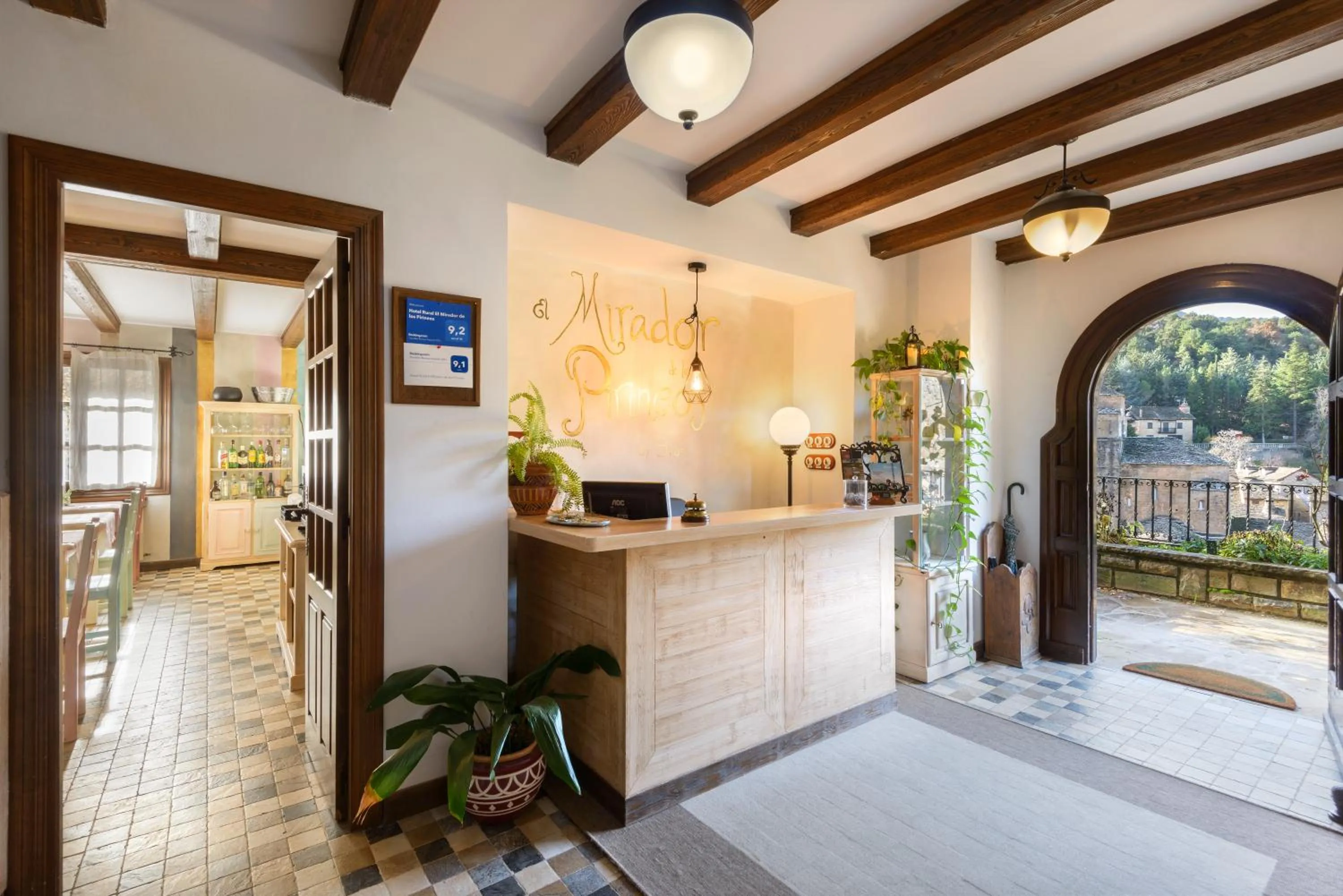Living room, Bed in Hotel Rural El Mirador de los Pirineos
