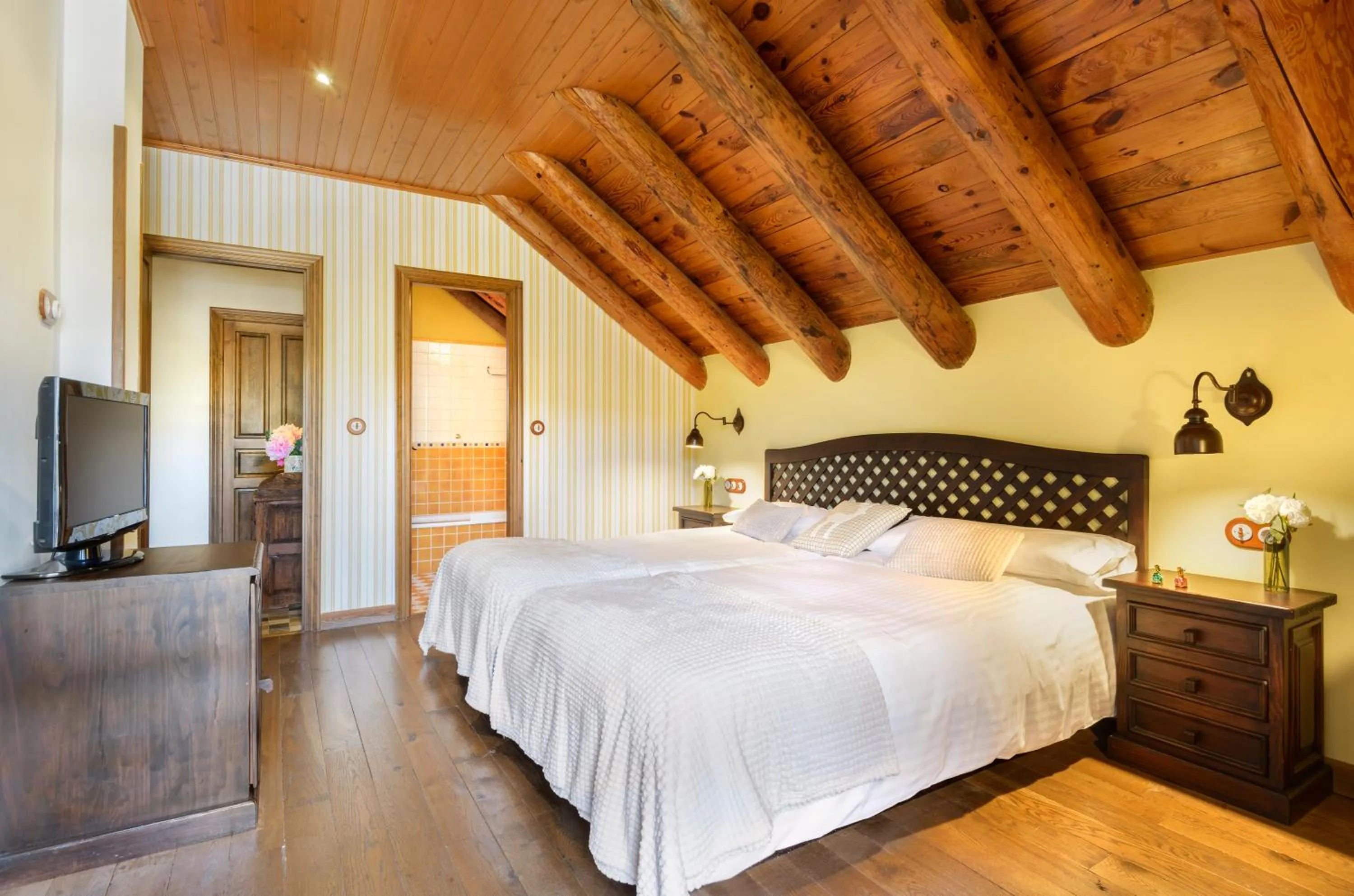 Photo of the whole room, Bed in Hotel Rural El Mirador de los Pirineos