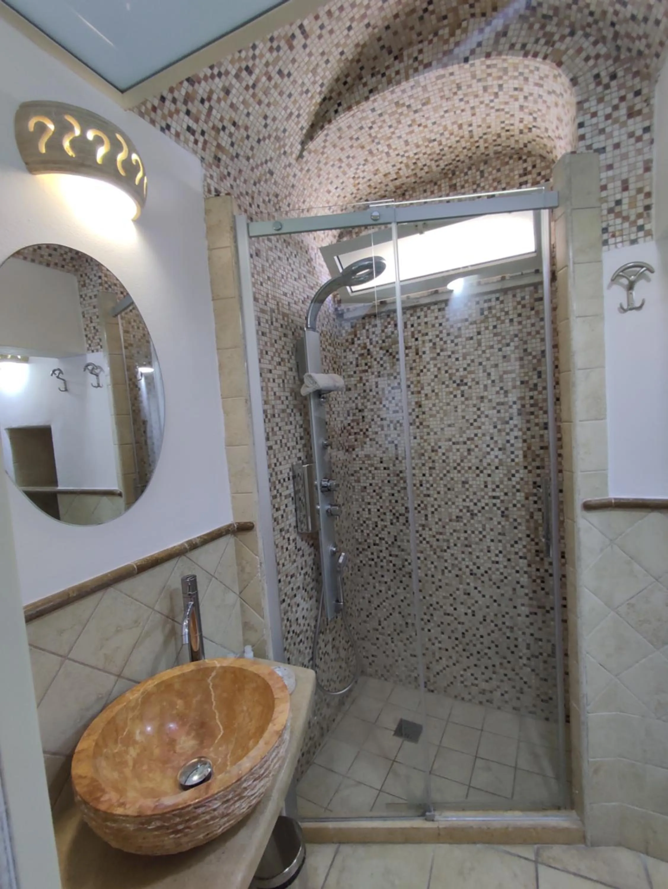 Shower in B&B Punta Cutieri