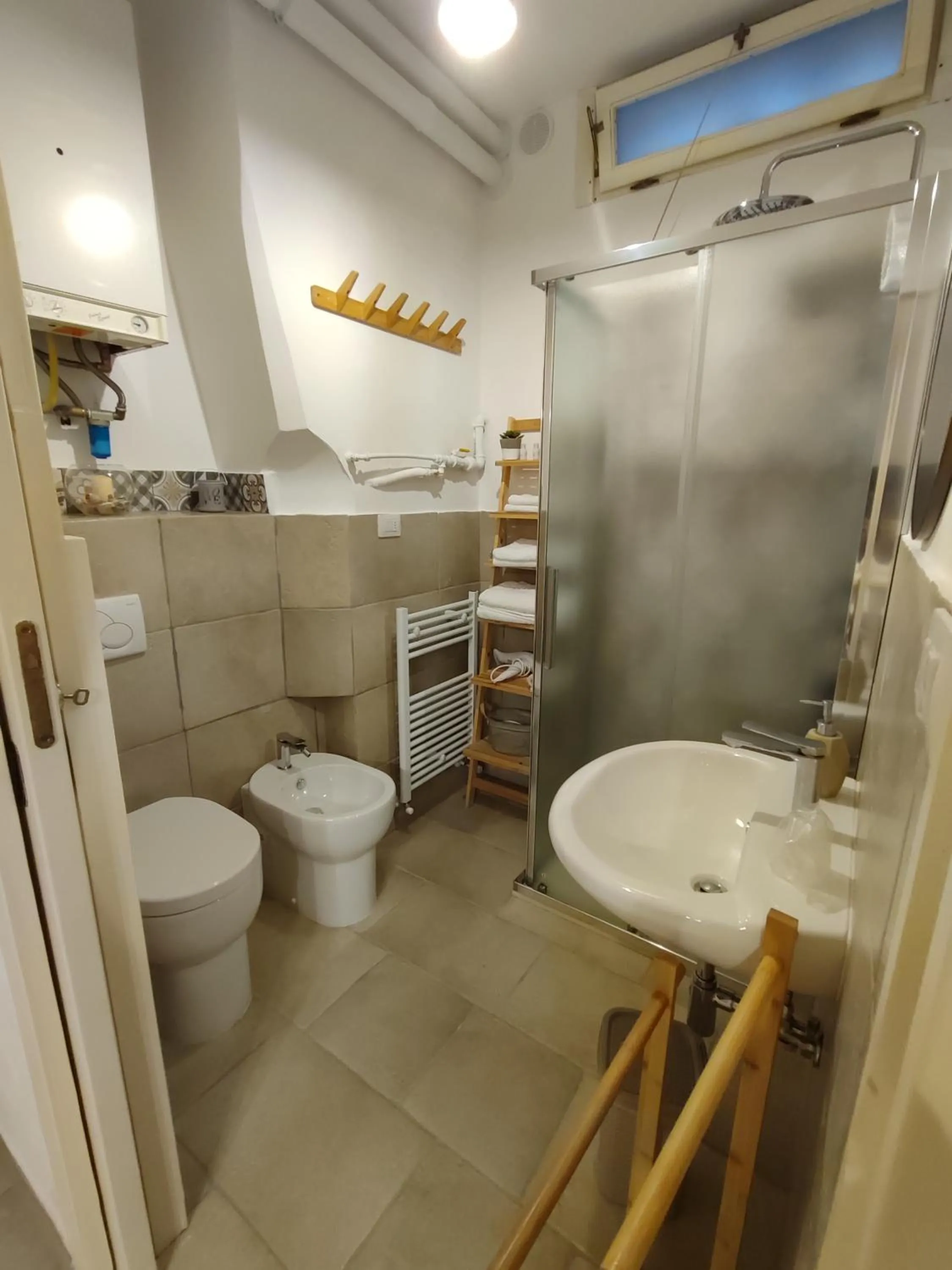 Shower in B&B Punta Cutieri