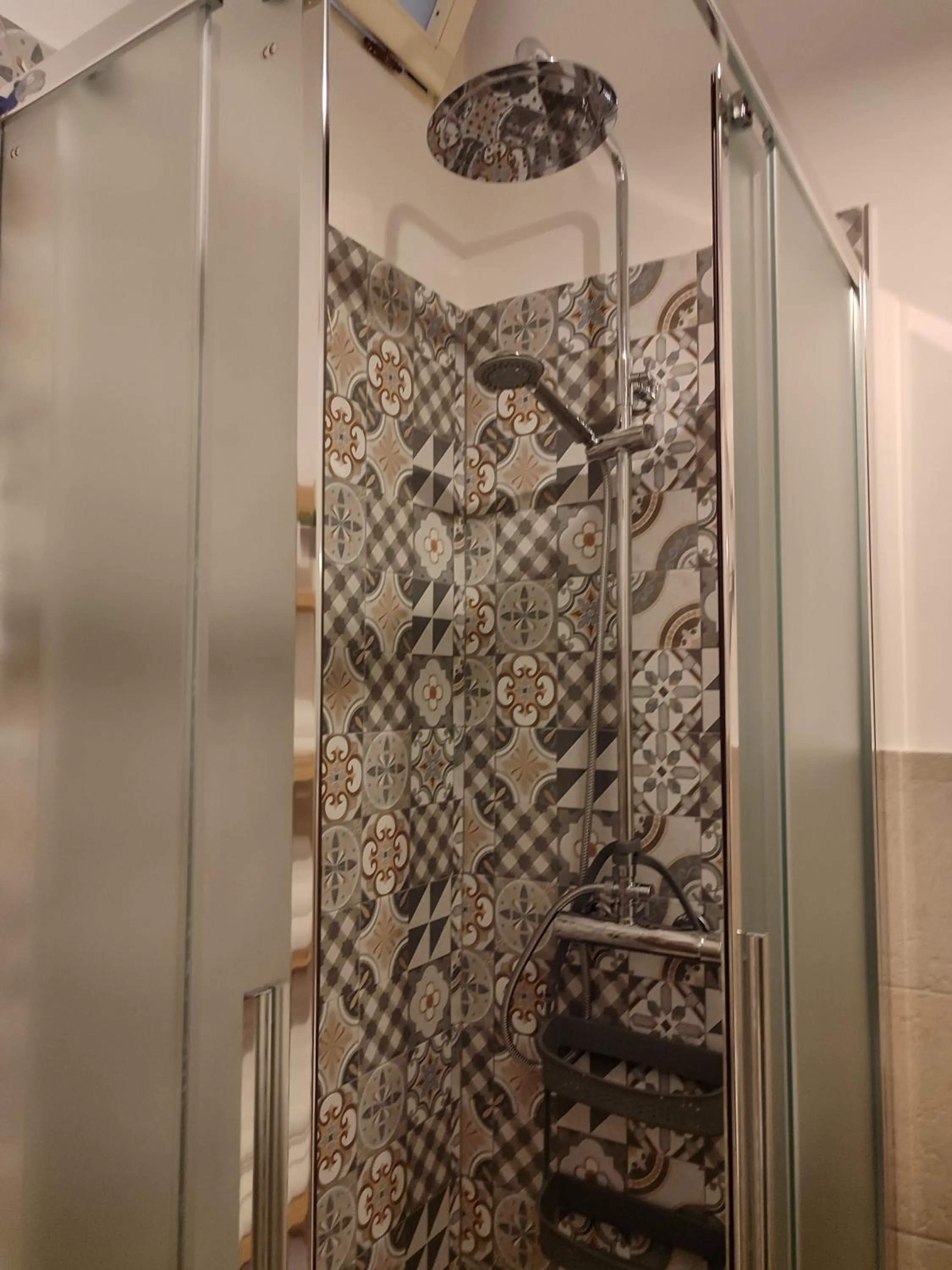 Shower in B&B Punta Cutieri