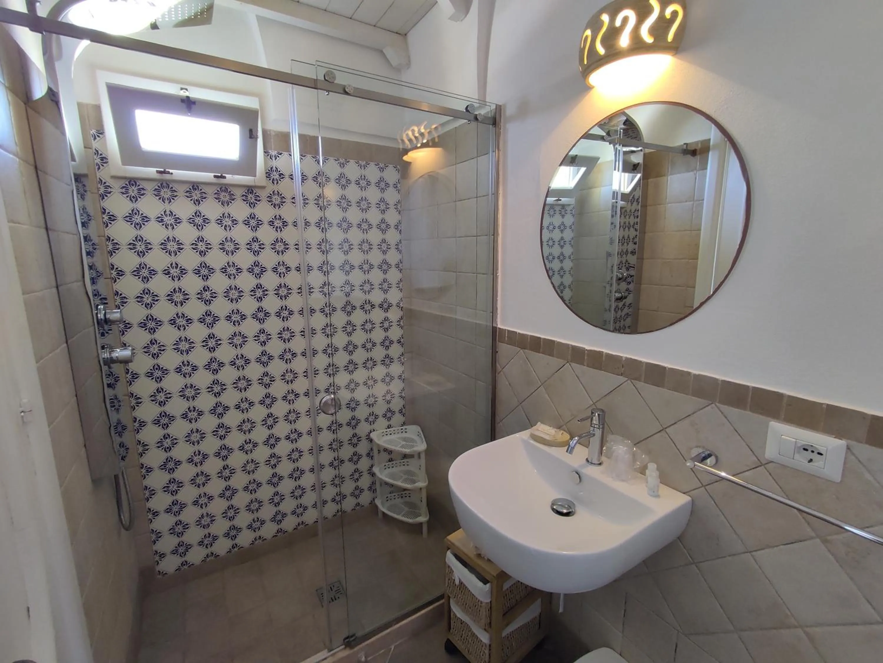 Shower in B&B Punta Cutieri