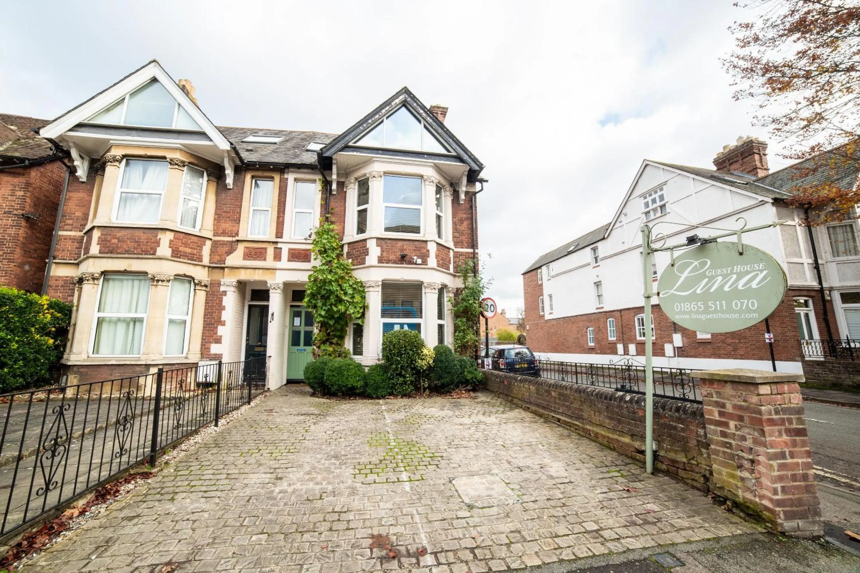 Facade/entrance in OYO Lina Guest House