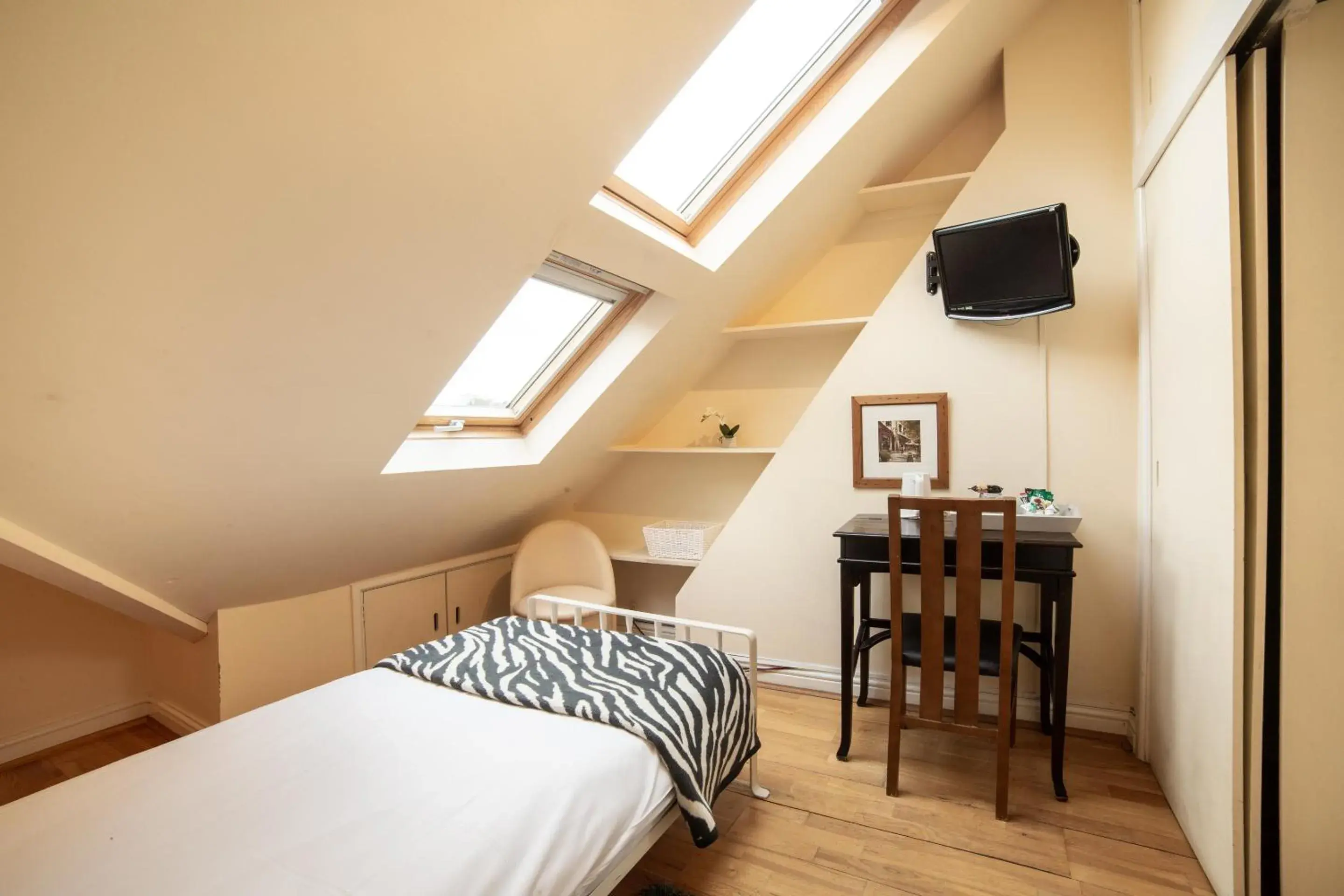 Budget Single Room in OYO Lina Guest House Budget Single Room in OYO Lina Guest House