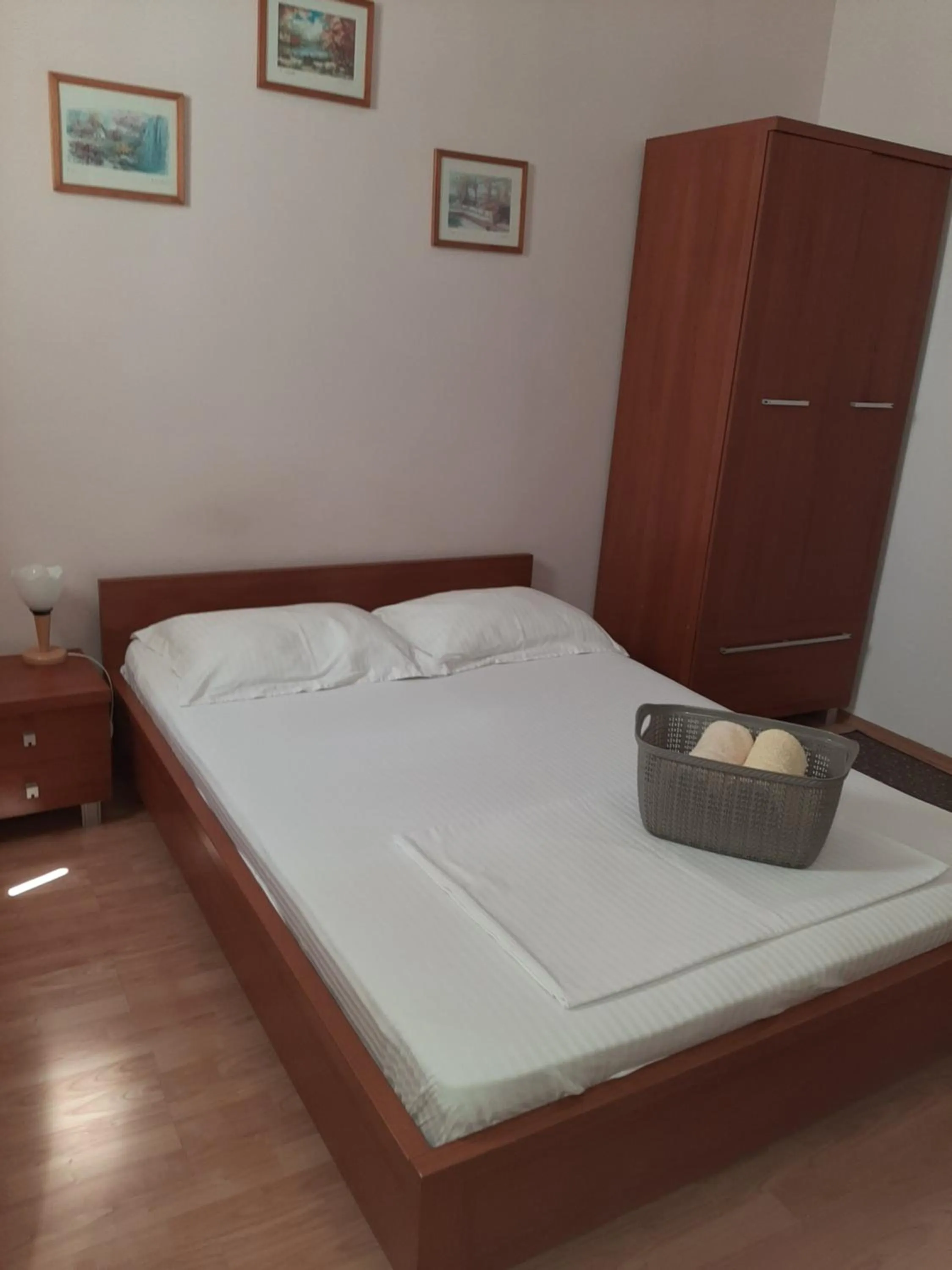 Bed in Pensiunea Caramell