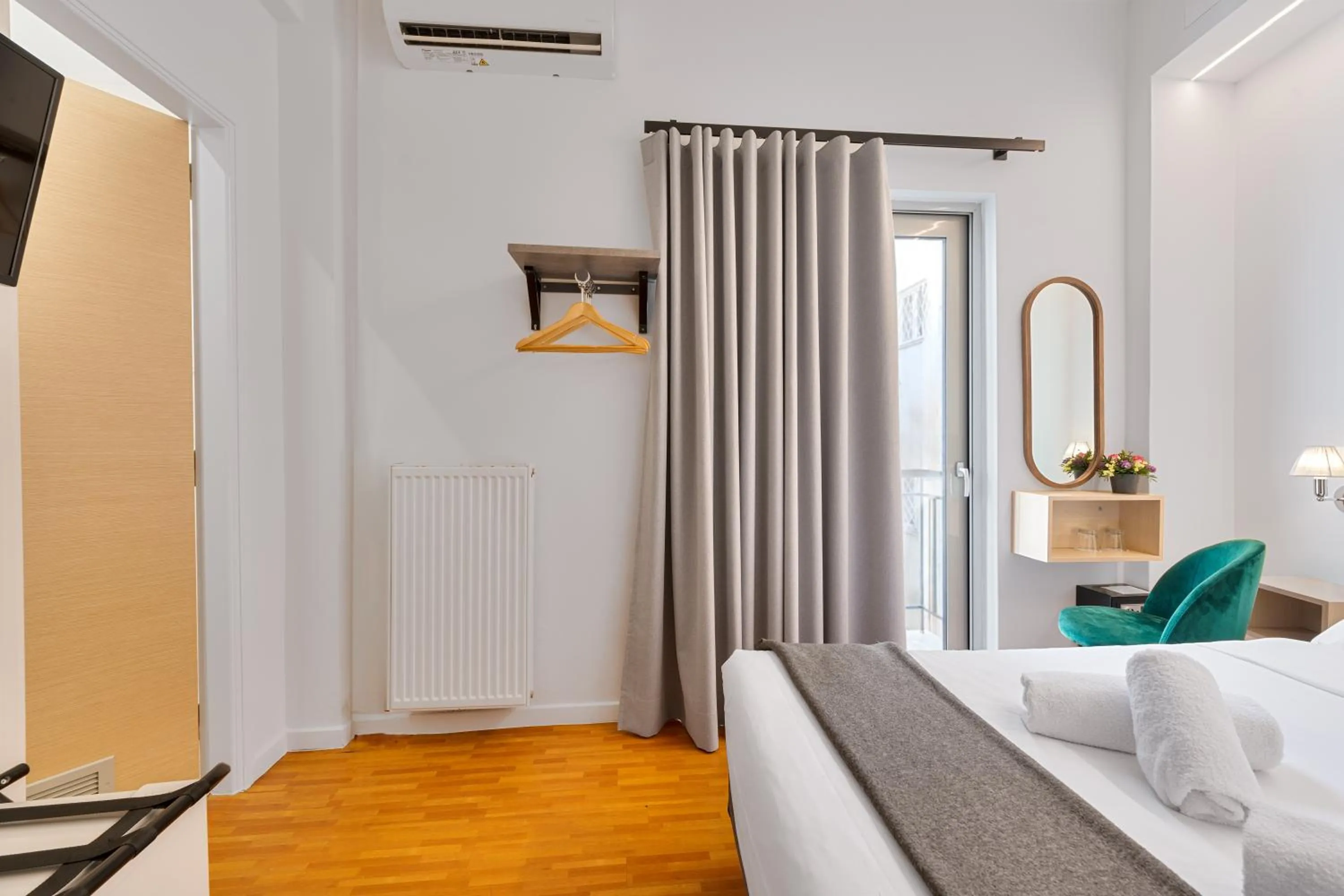 TV and multimedia, Bed in Hotel Adonis Athens