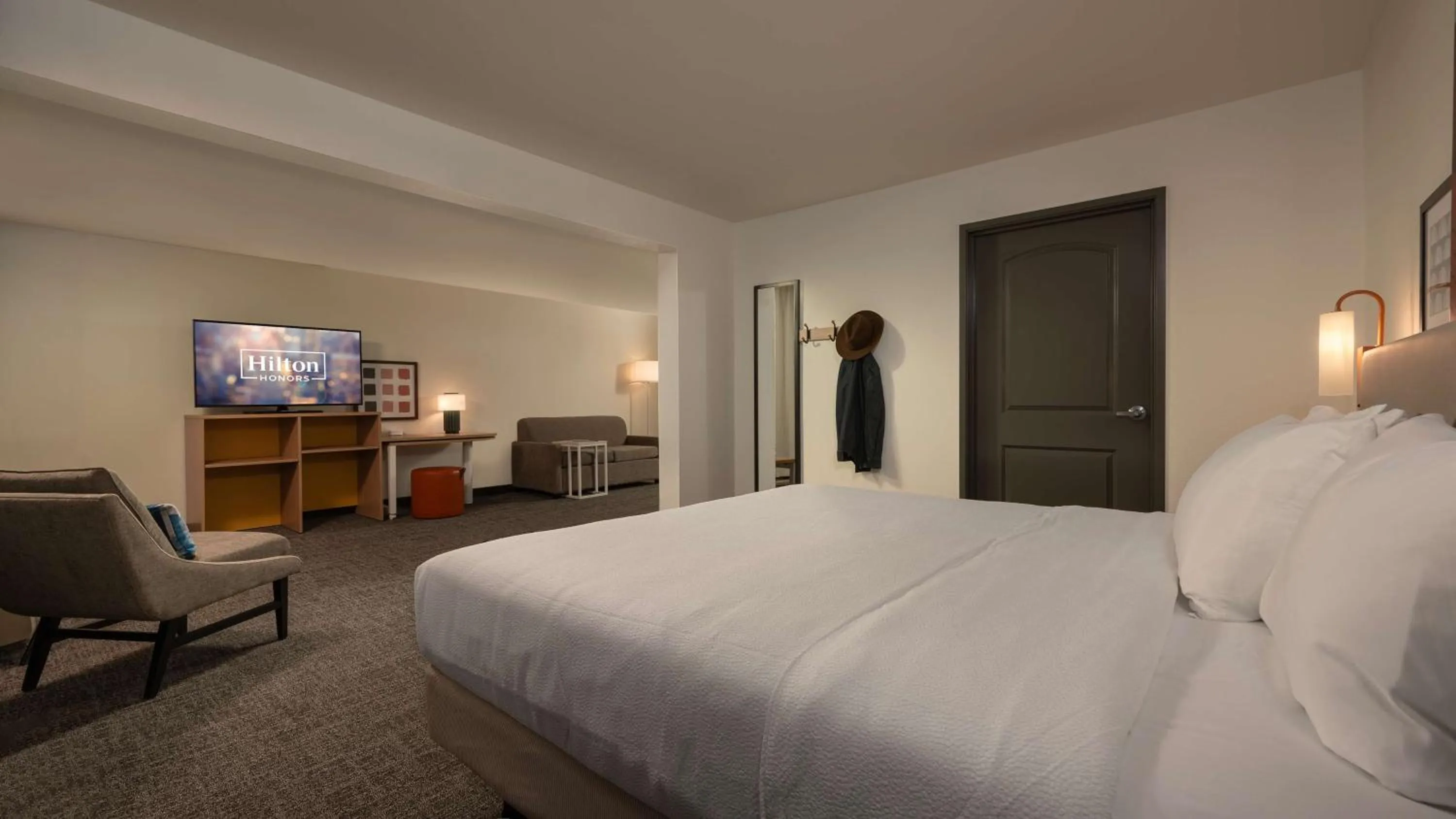 Living room, Bed in Spark By Hilton Houston Bush Intercontinental Airport