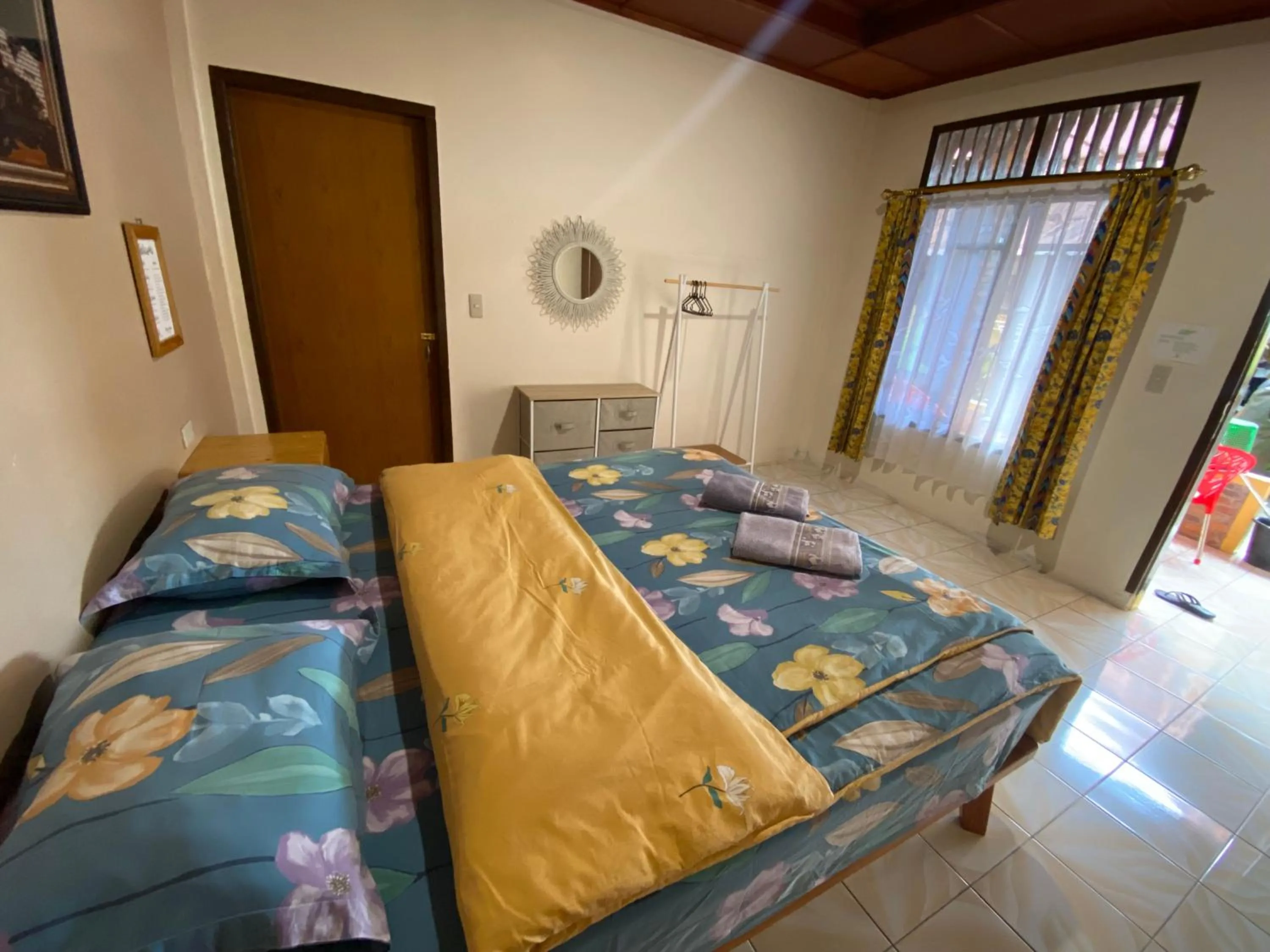 Photo of the whole room, Bed in Romlan