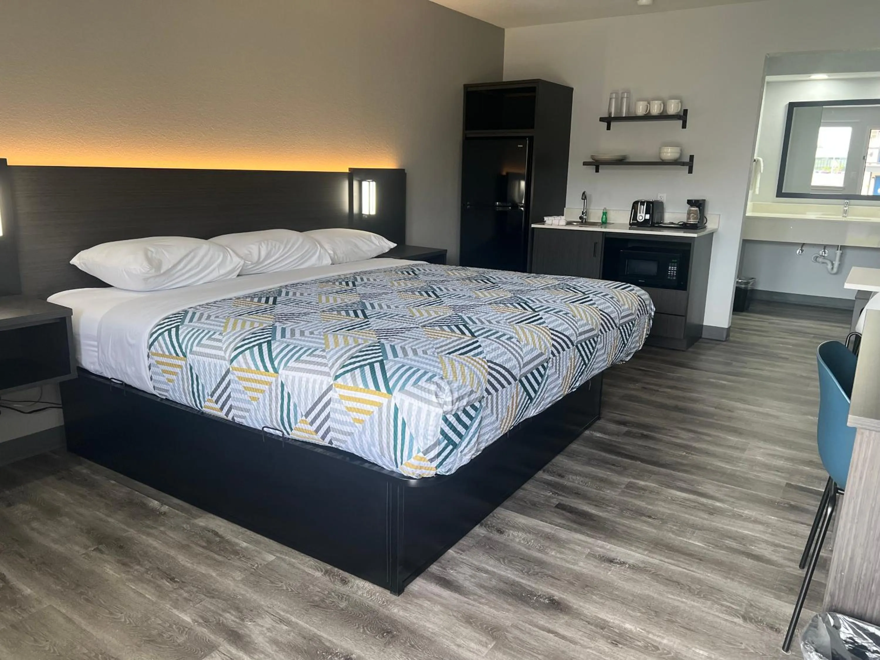 Bedroom, Bed in Studio 6 Tulsa OK Central