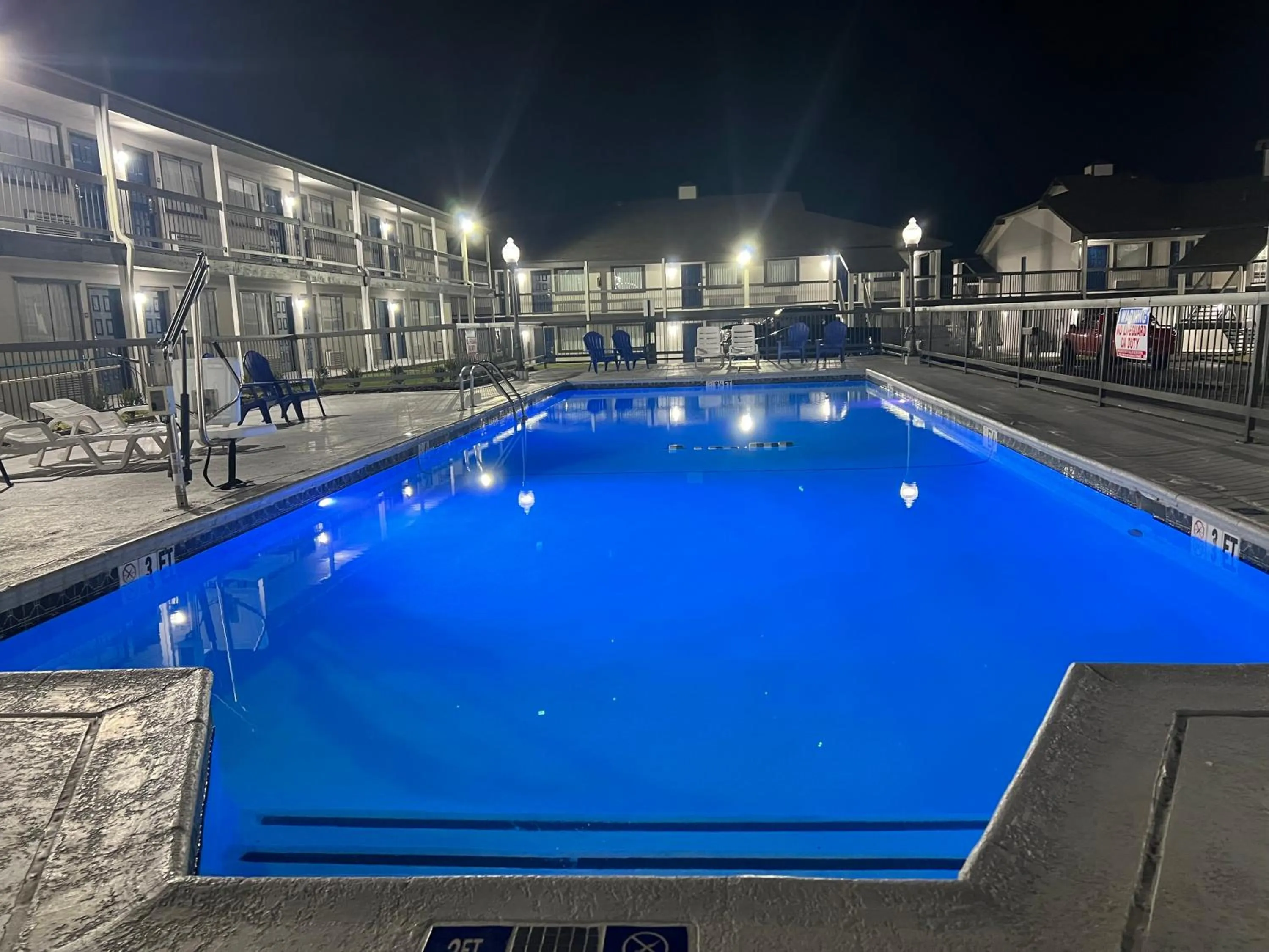 Swimming pool in Studio 6 Tulsa OK Central