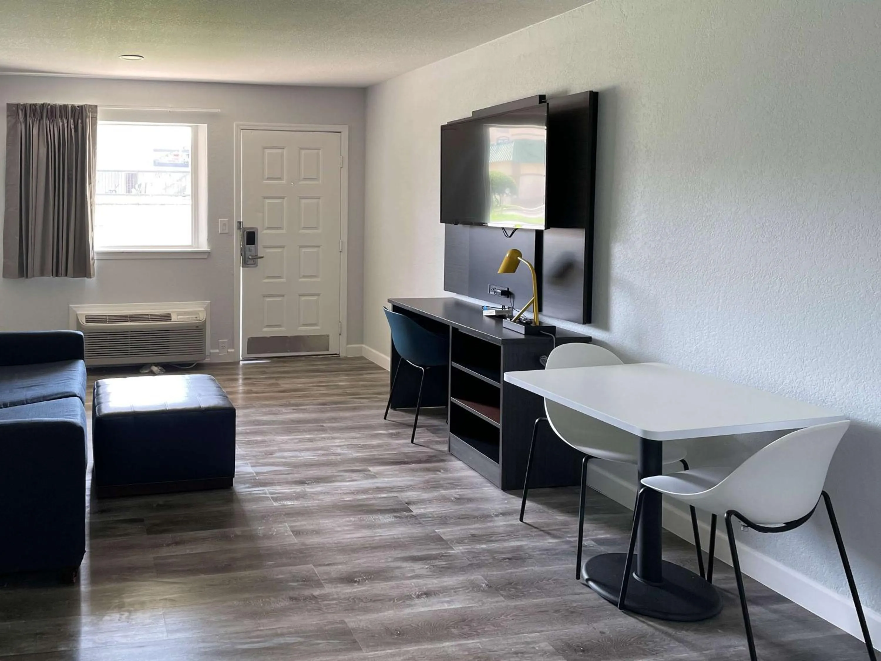 Property building, Bed in Studio 6 Tulsa OK Central