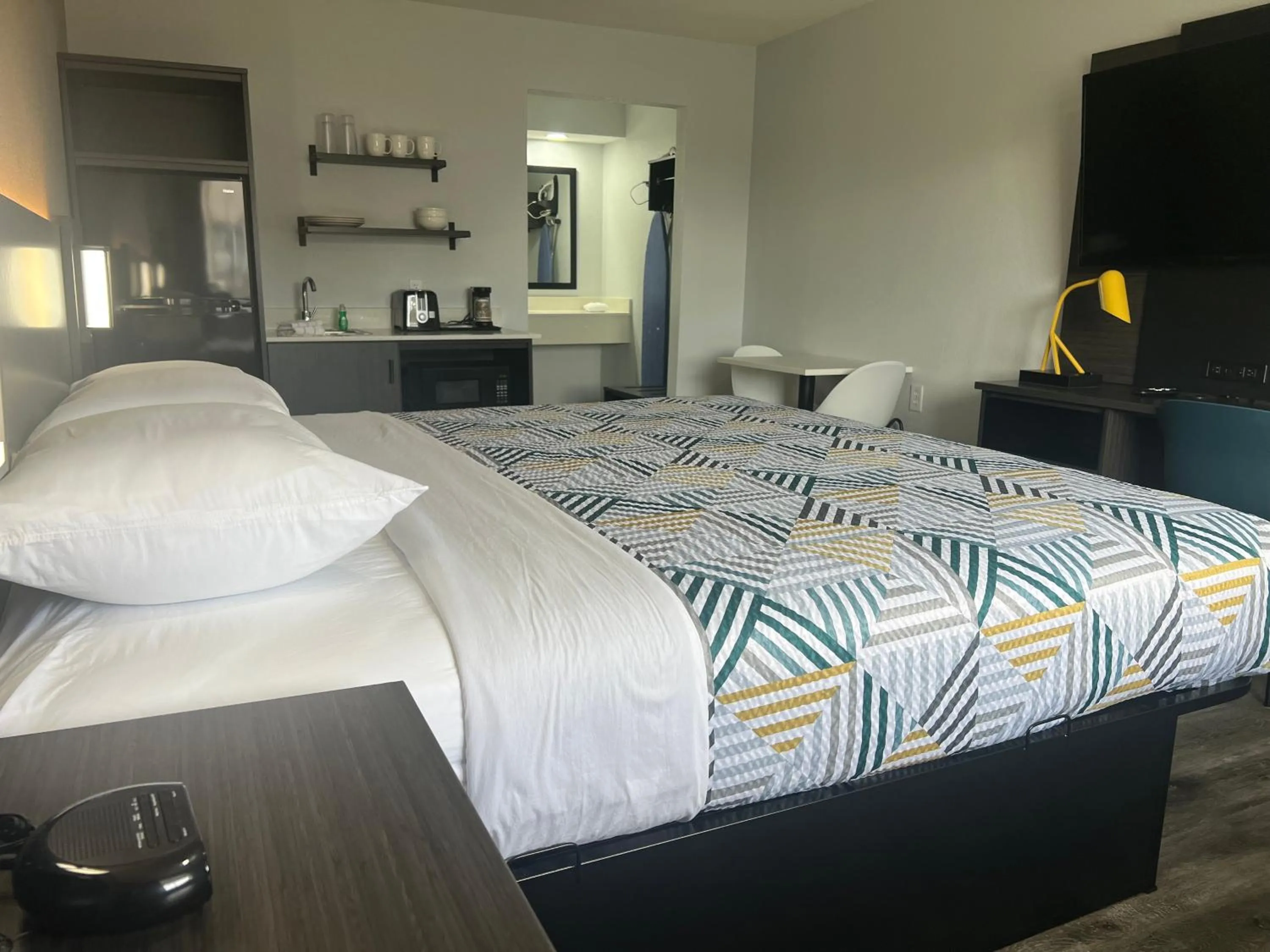 Bedroom, Bed in Studio 6 Tulsa OK Central