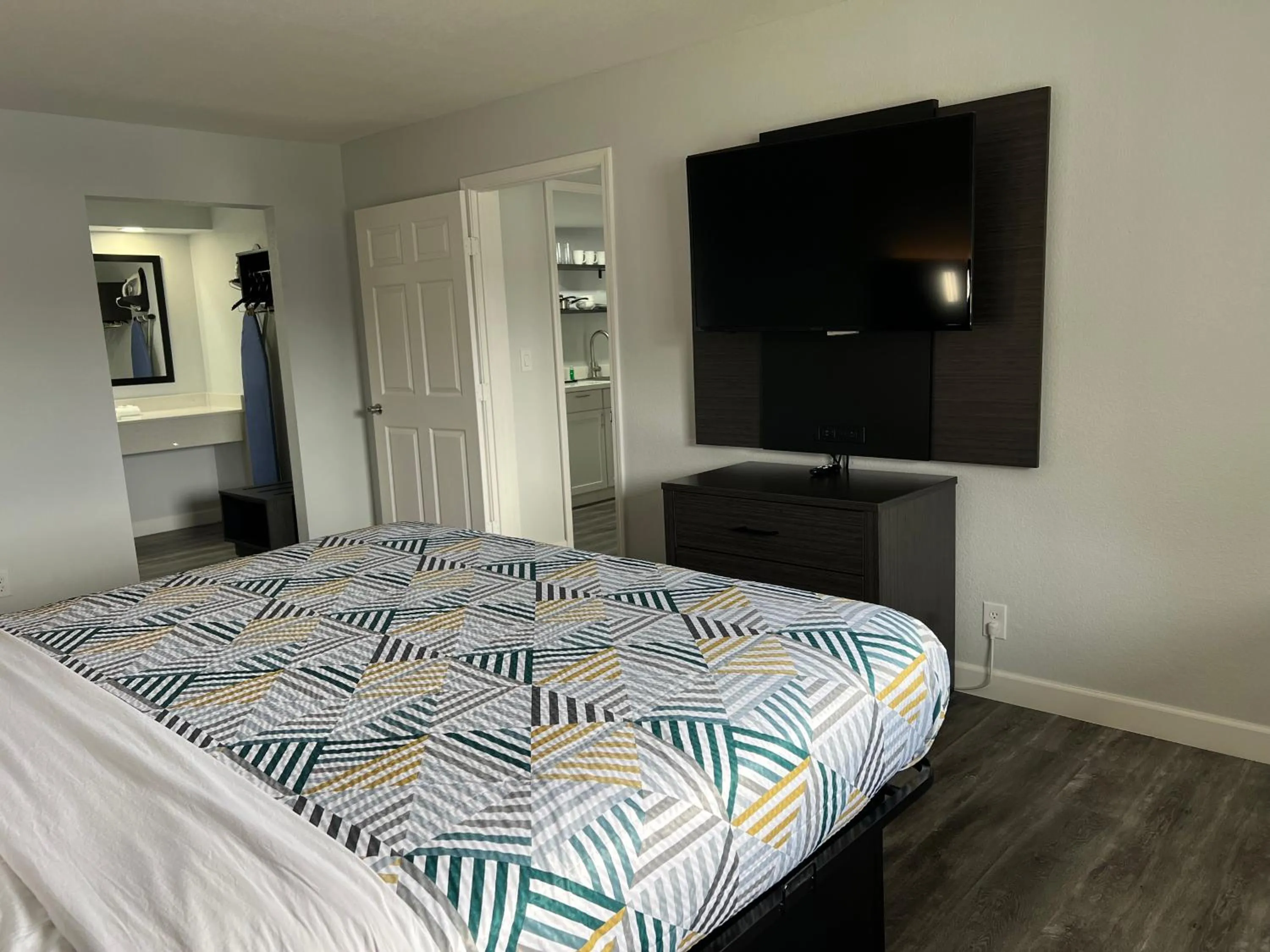 Bedroom, Bed in Studio 6 Tulsa OK Central