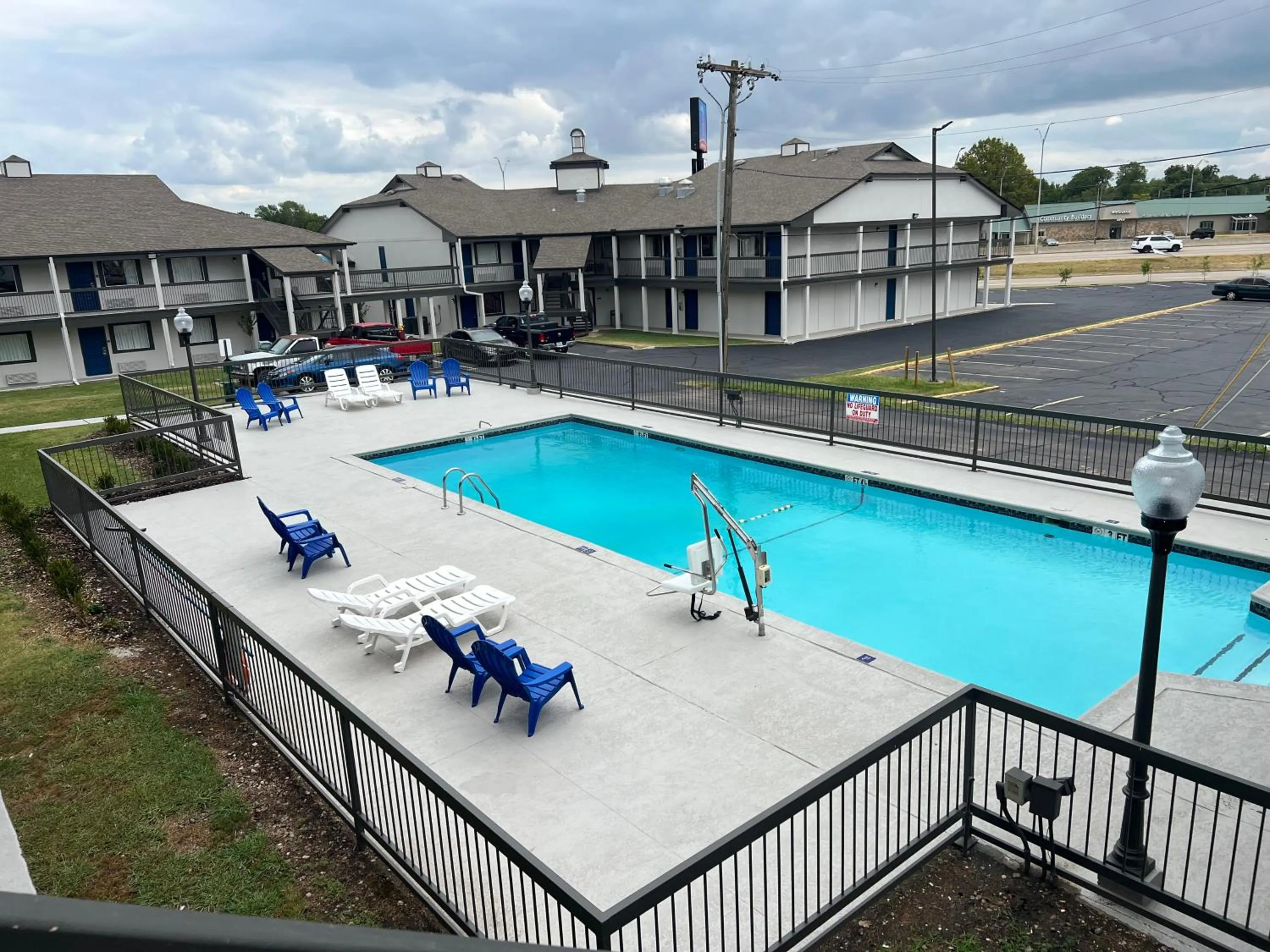 Swimming pool in Studio 6 Tulsa OK Central