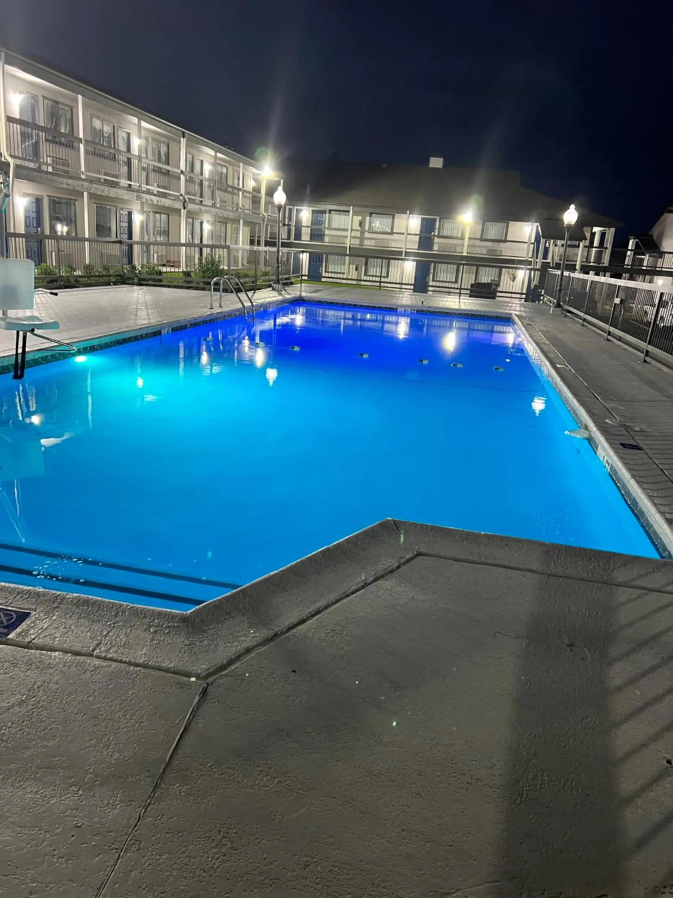 Swimming pool in Studio 6 Tulsa OK Central