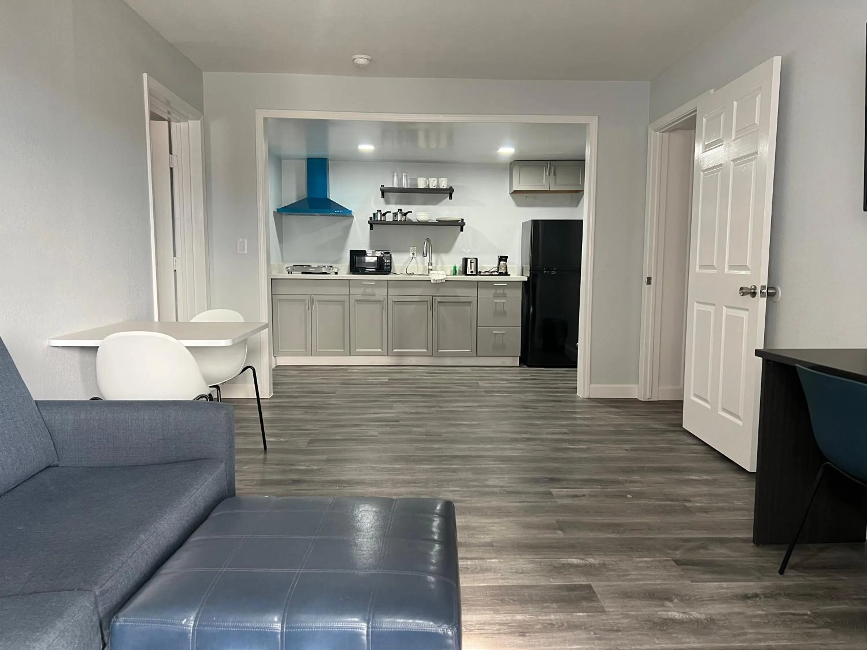 Seating area in Studio 6 Tulsa OK Central